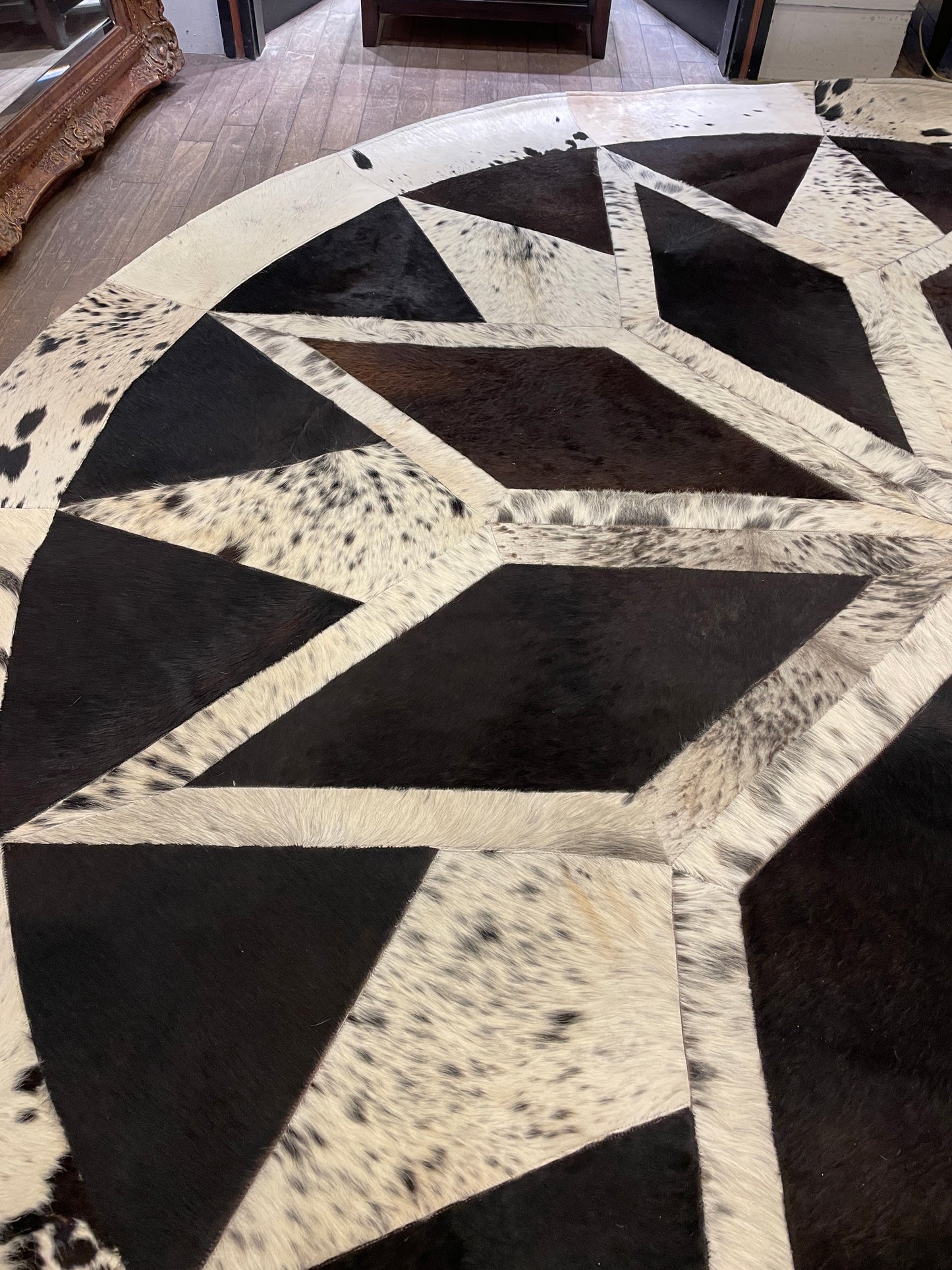 Patchwork Round Cowhide Rug (0NX001)