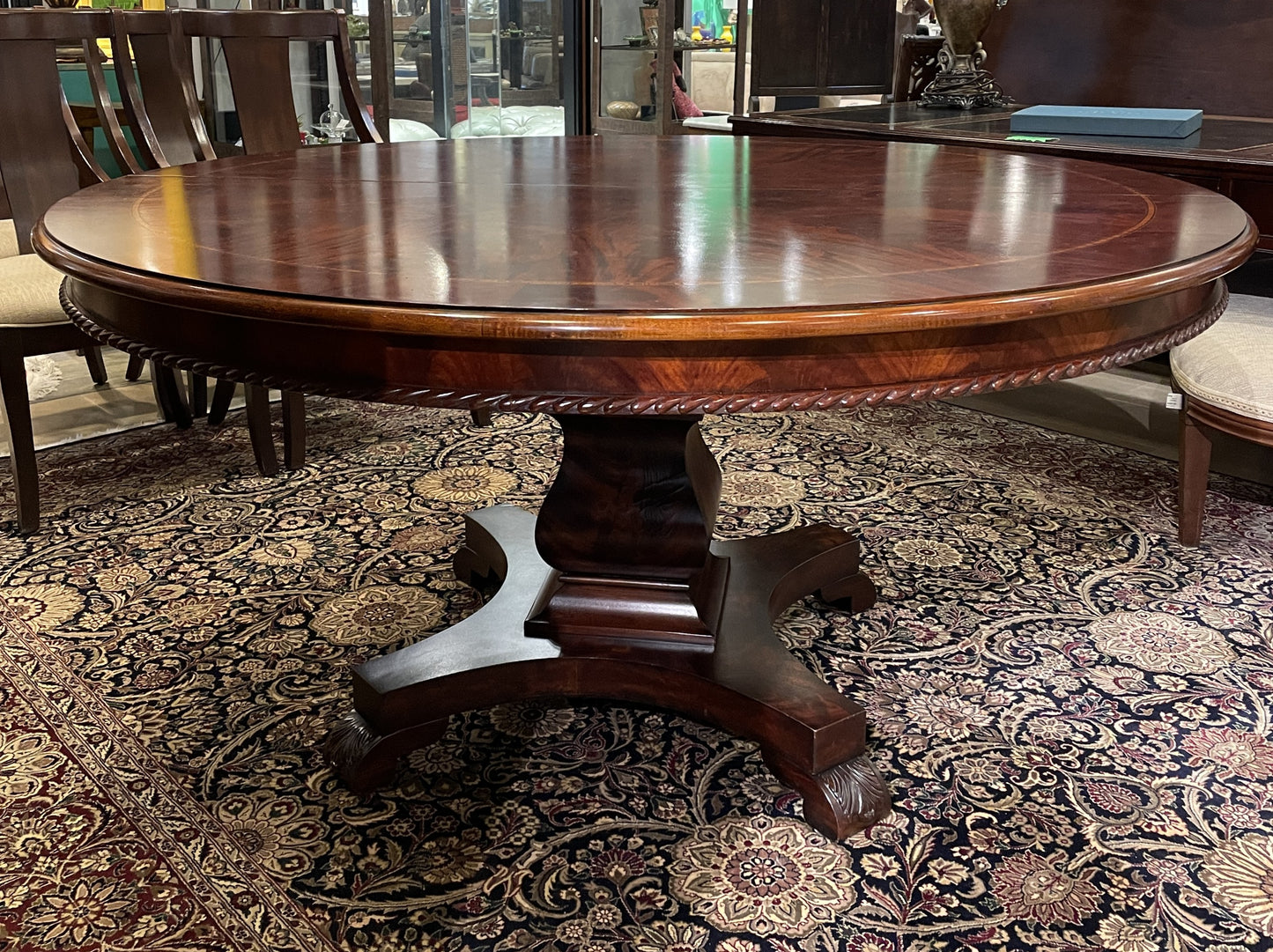 Henredon Round Pedestal Dining Table + Leaf and Pads (0CC001)