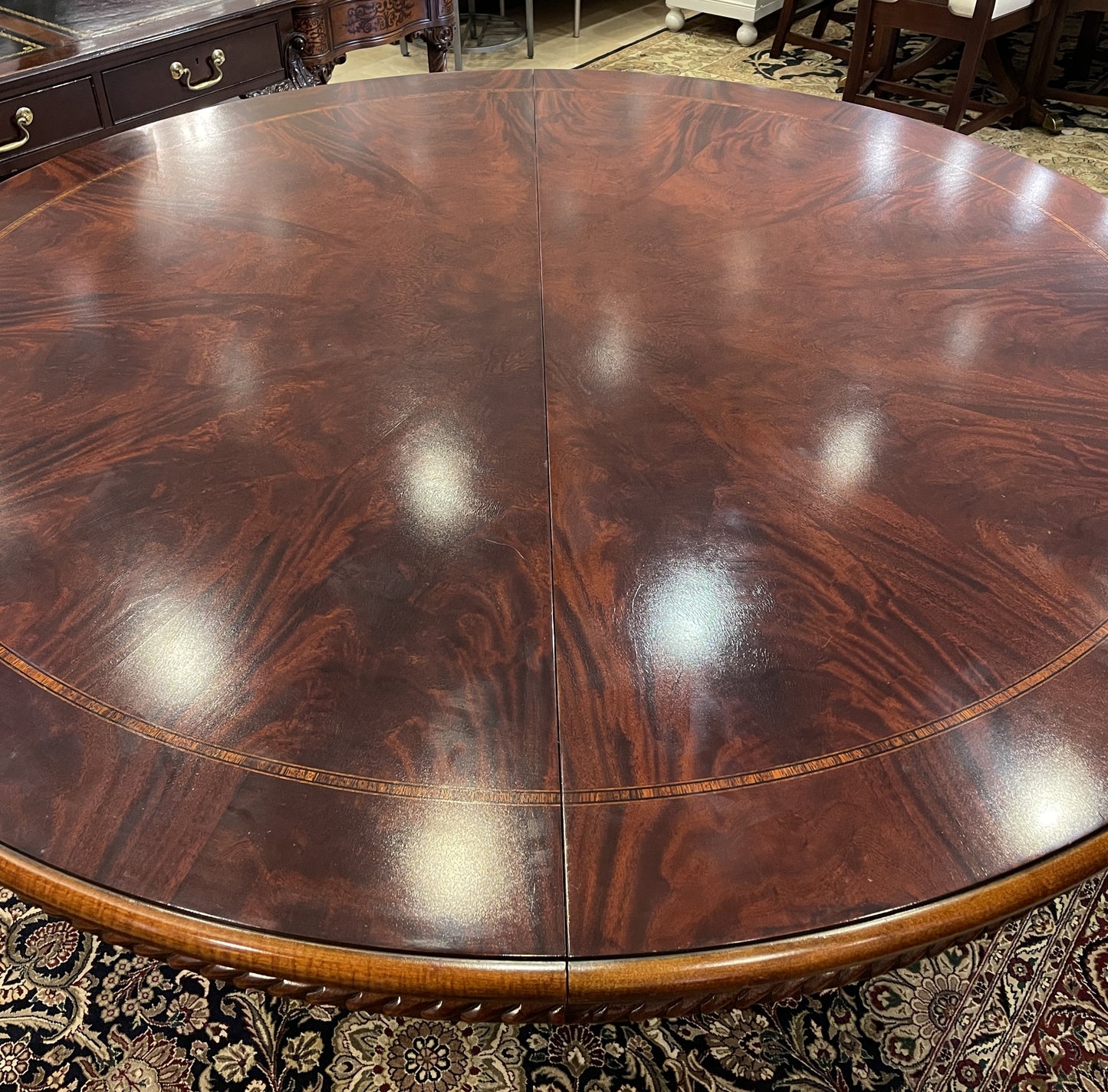 Henredon Round Pedestal Dining Table + Leaf and Pads (0CC001)