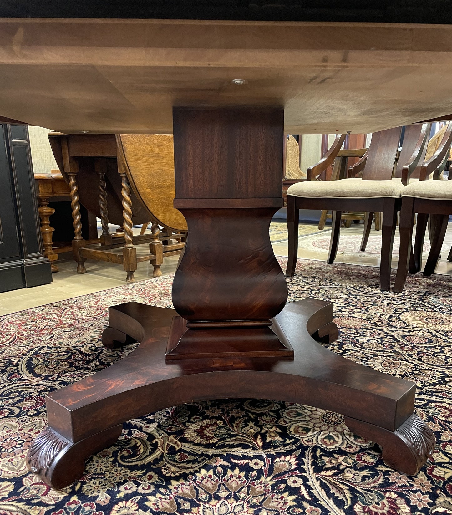 Henredon Round Pedestal Dining Table + Leaf and Pads (0CC001)