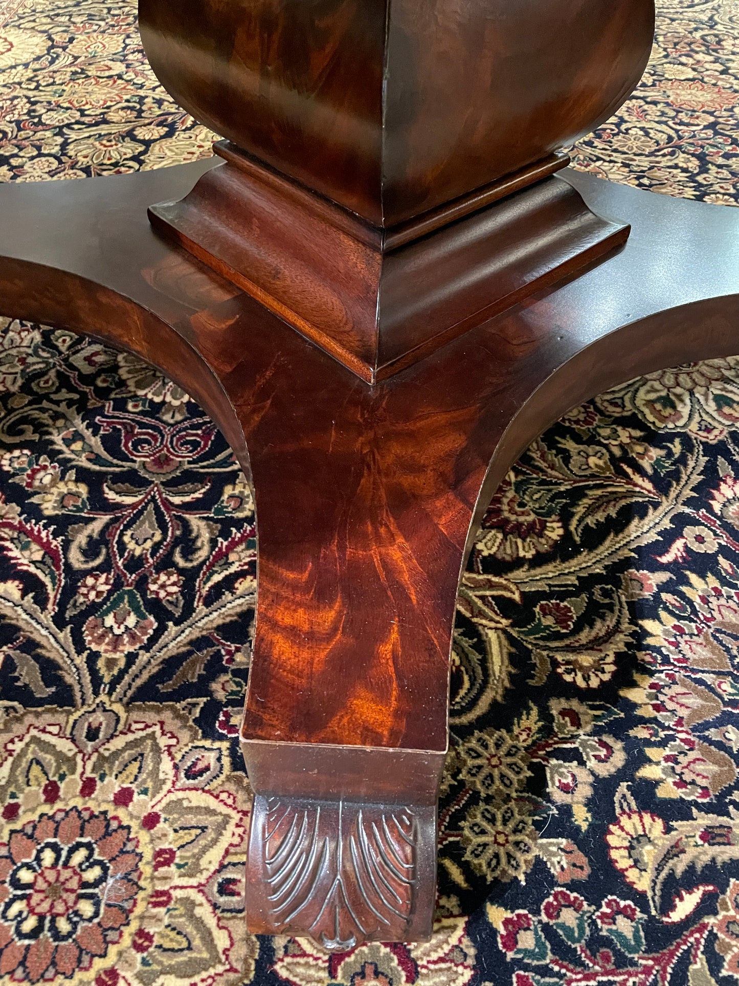 Henredon Round Pedestal Dining Table + Leaf and Pads (0CC001)