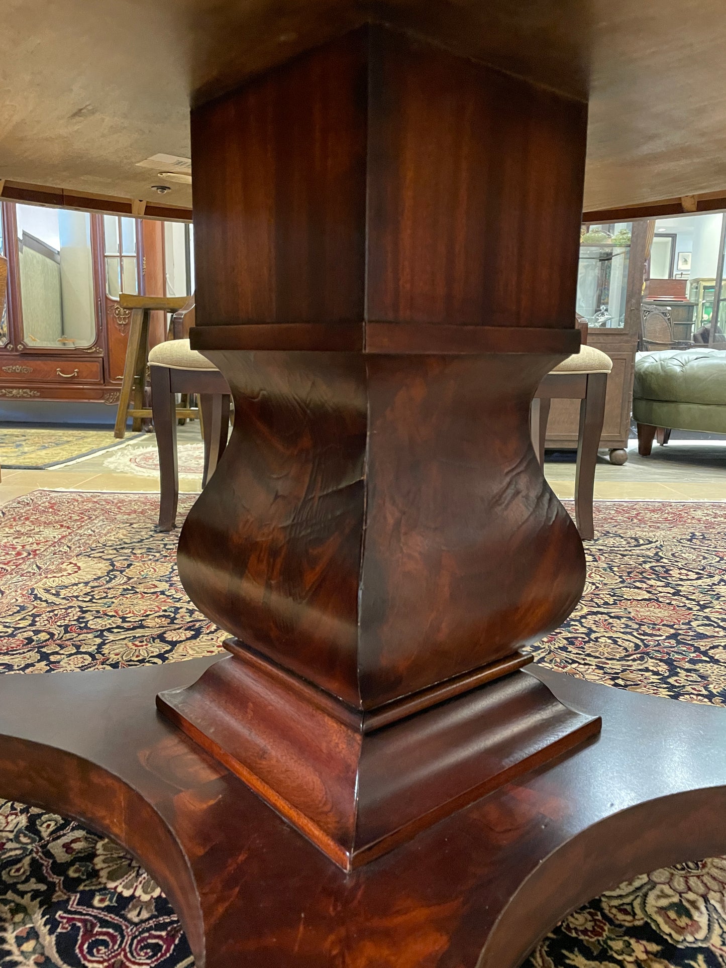 Henredon Round Pedestal Dining Table + Leaf and Pads (0CC001)