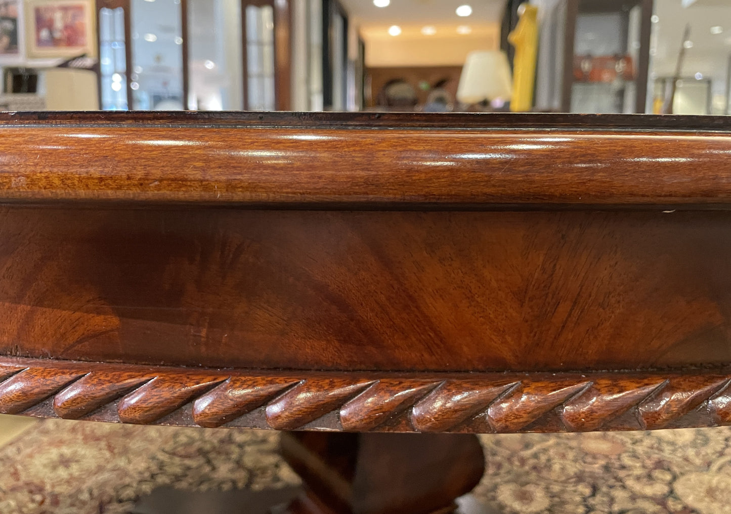 Henredon Round Pedestal Dining Table + Leaf and Pads (0CC001)