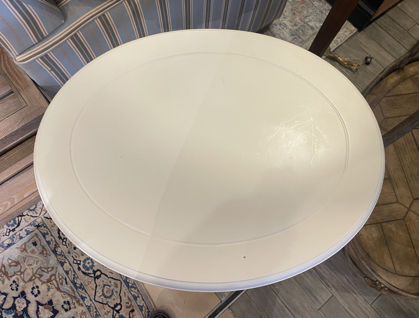 Stanley Oval End Table in White (0CF013)