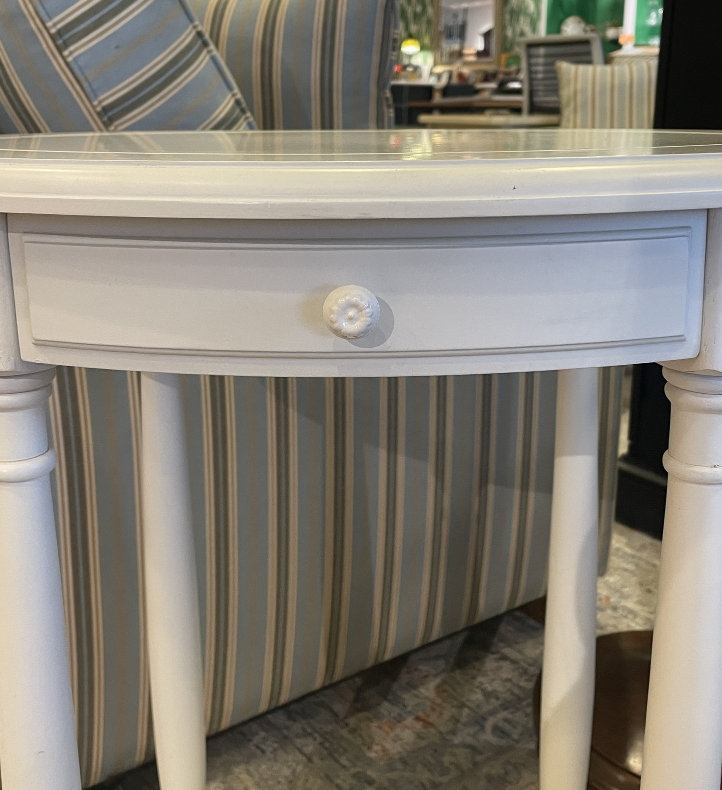 Stanley Oval End Table in White (0CF013)