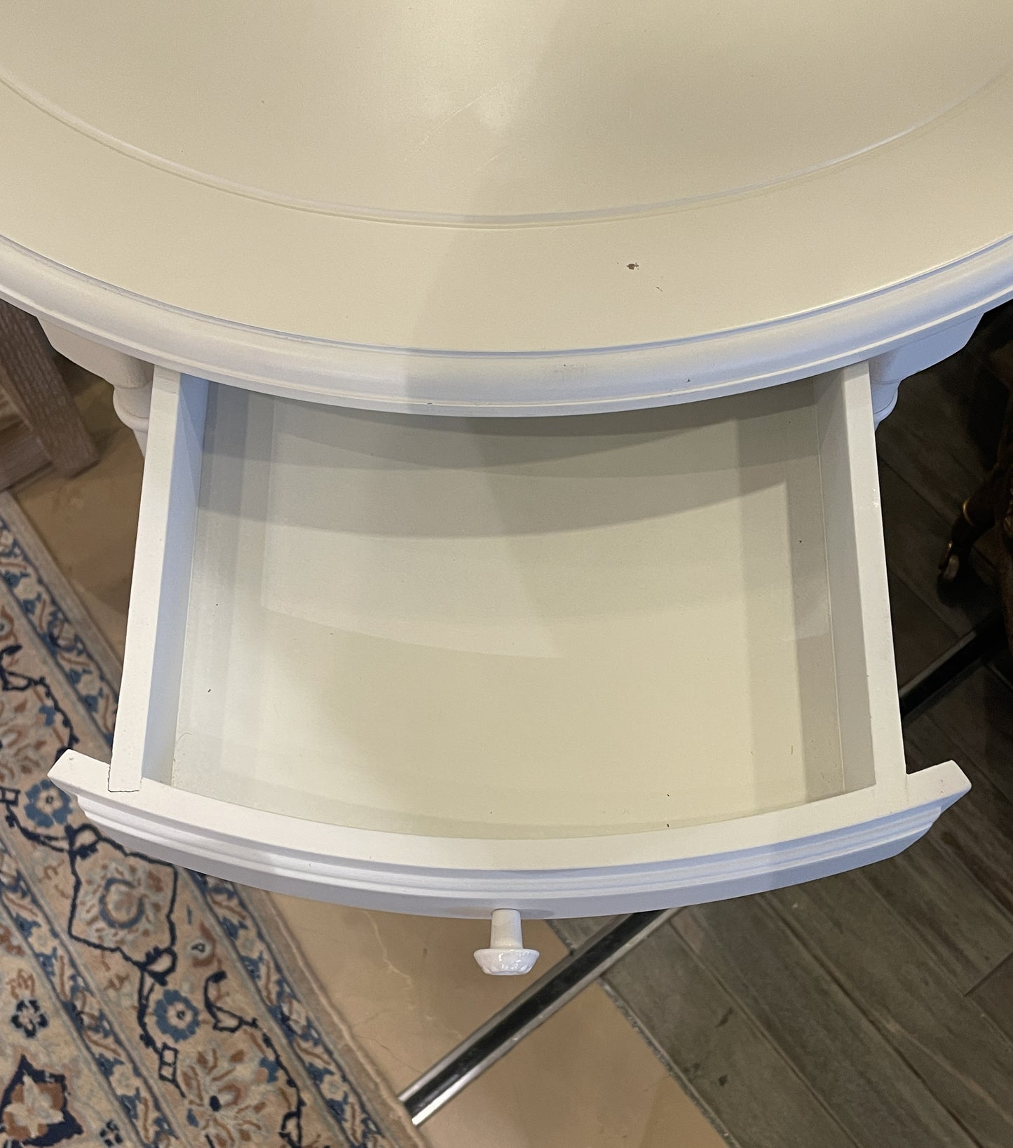 Stanley Oval End Table in White (0CF013)