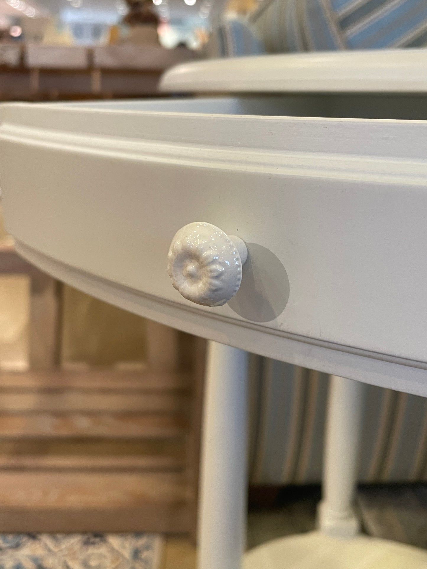 Stanley Oval End Table in White (0CF013)