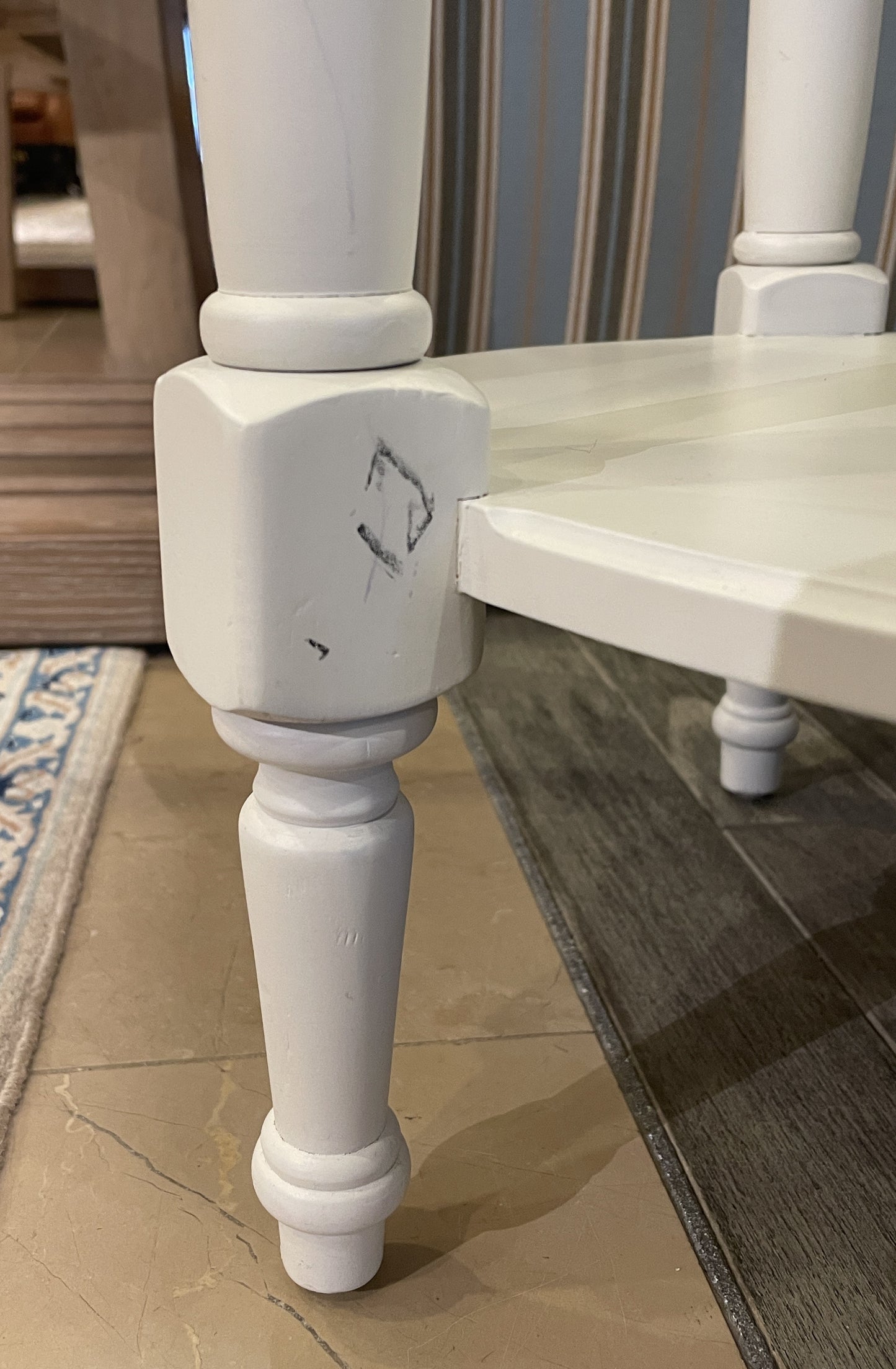 Stanley Oval End Table in White (0CF013)