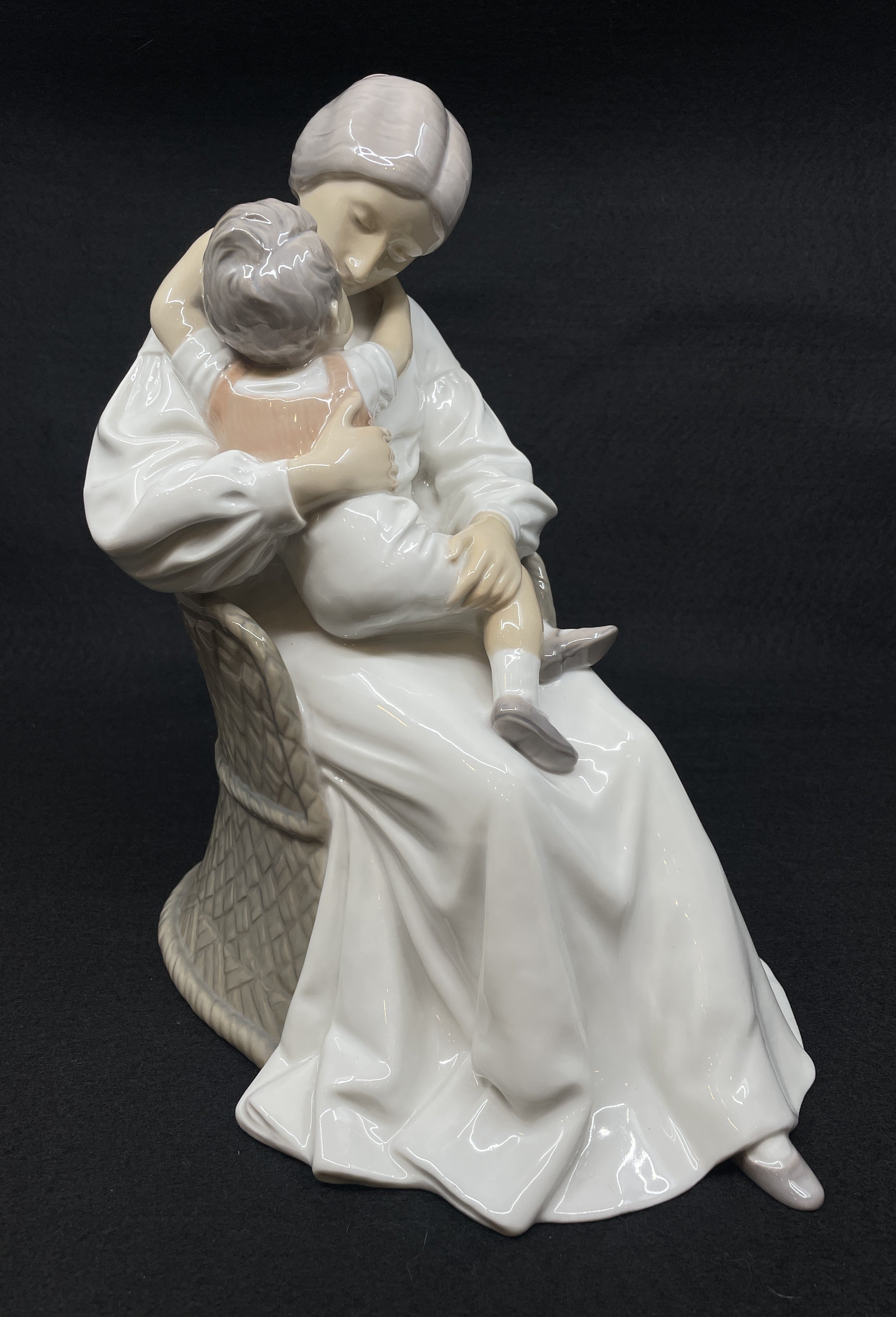 Bing & Grøndahl 1552 Mother Love (0NW00N) – The Perfect Thing