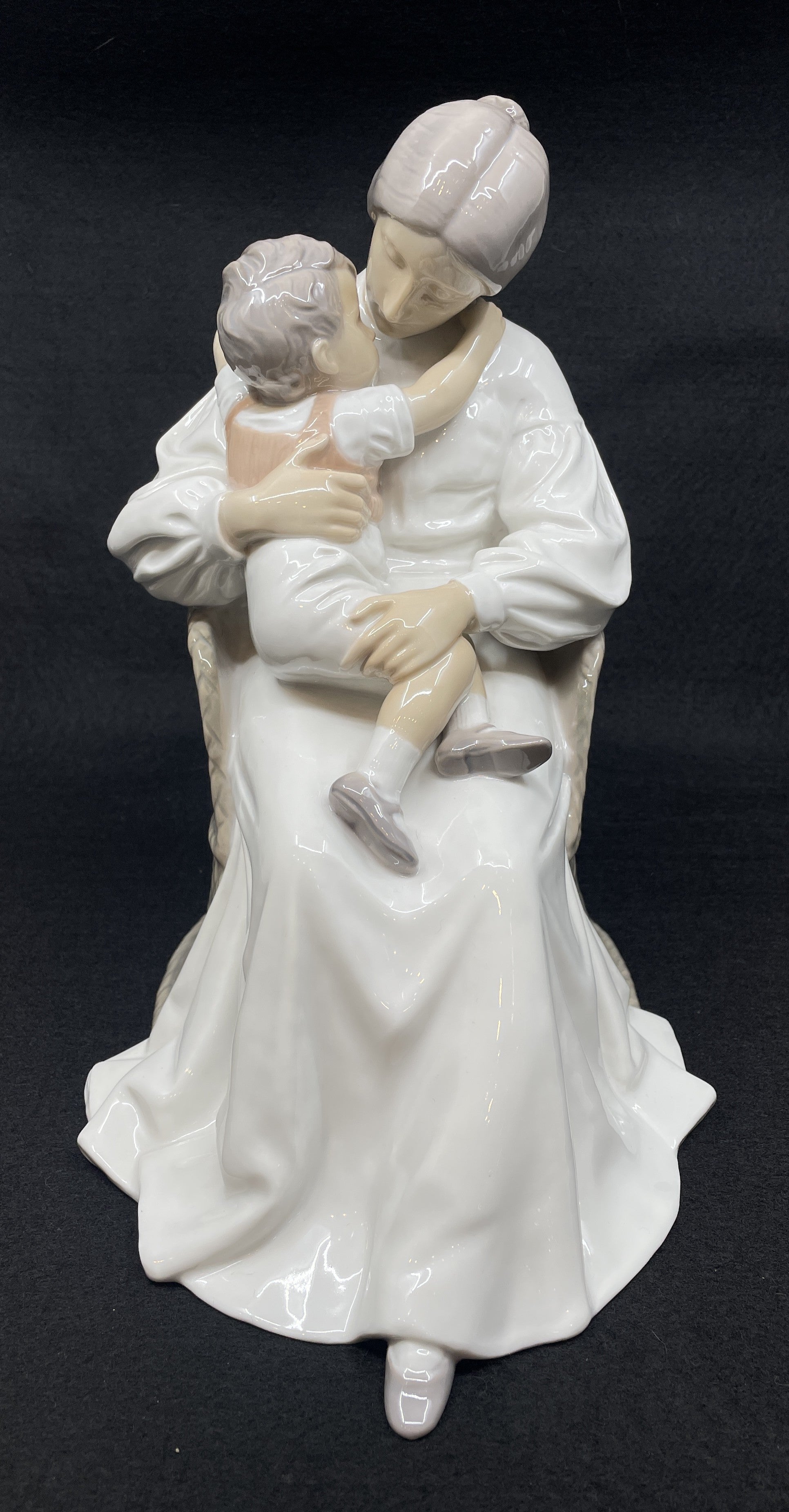 Bing & Grøndahl 1552 Mother Love (0NW00N) – The Perfect Thing
