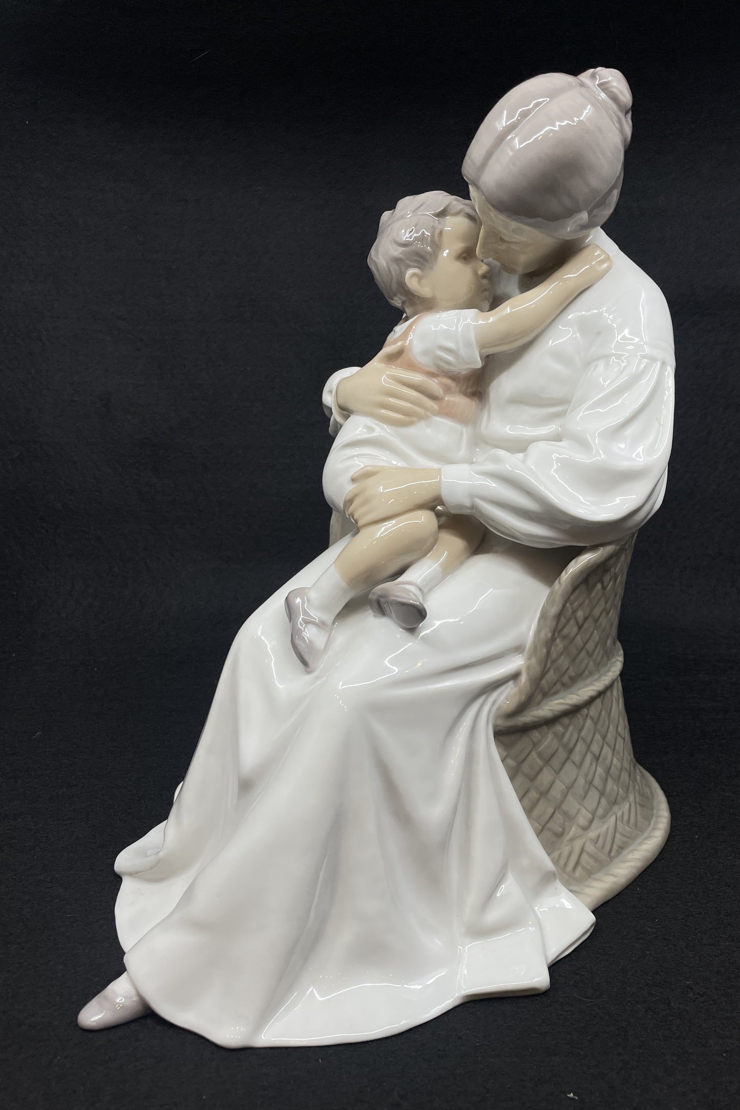 Bing & Grøndahl 1552 Mother Love (0NW00N)