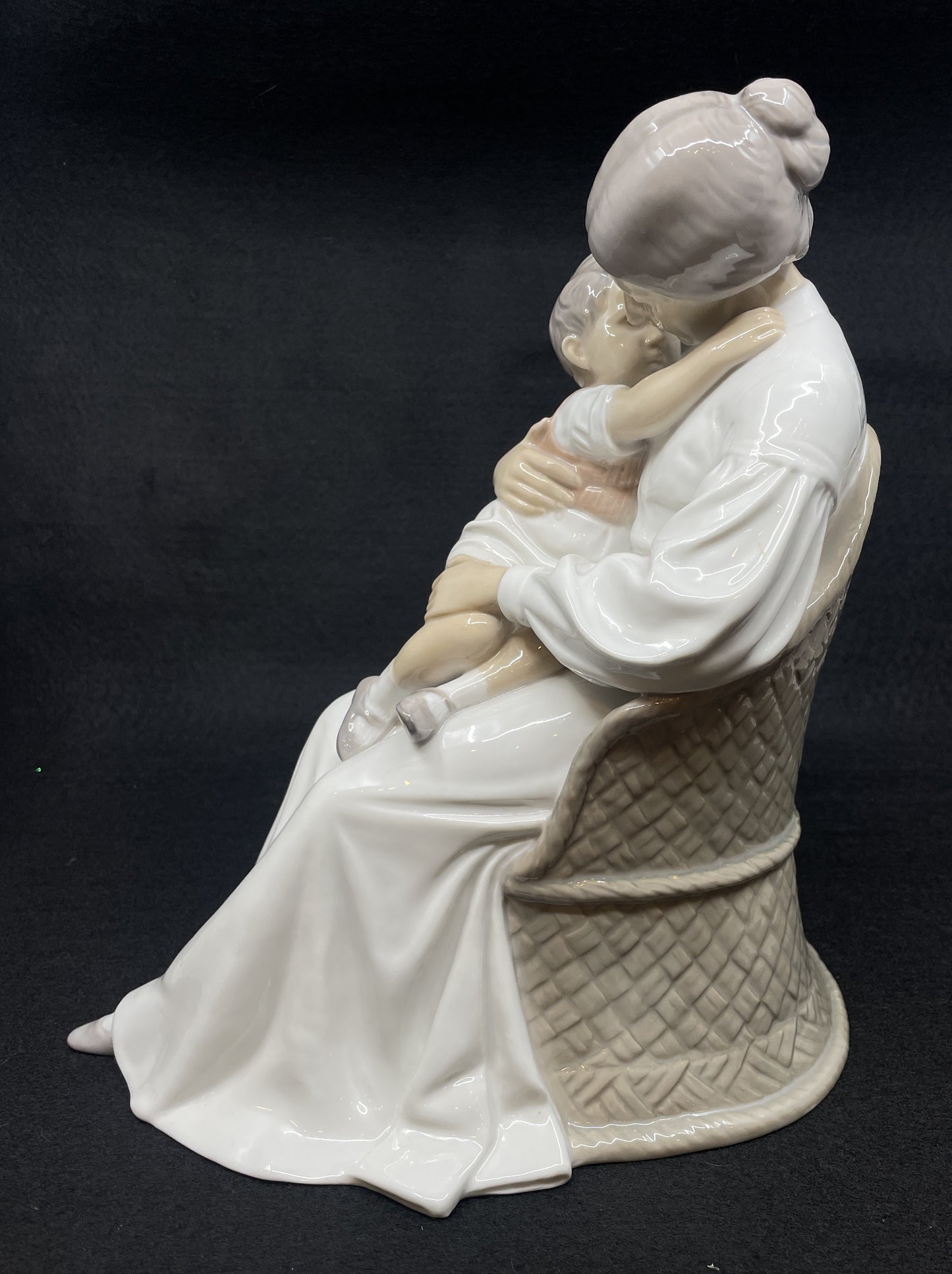 Bing & Grøndahl 1552 Mother Love (0NW00N)