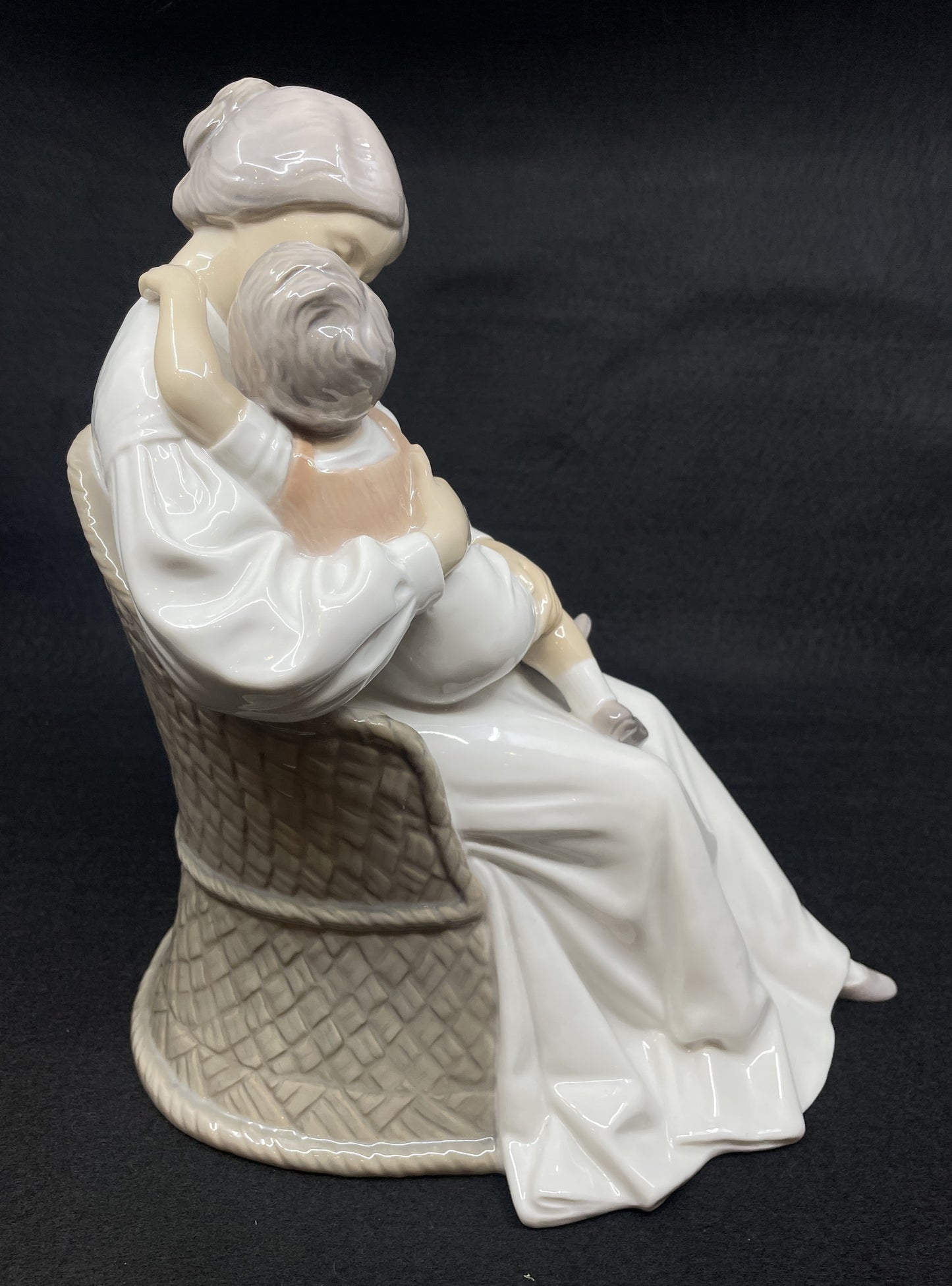 Bing & Grøndahl 1552 Mother Love (0NW00N)