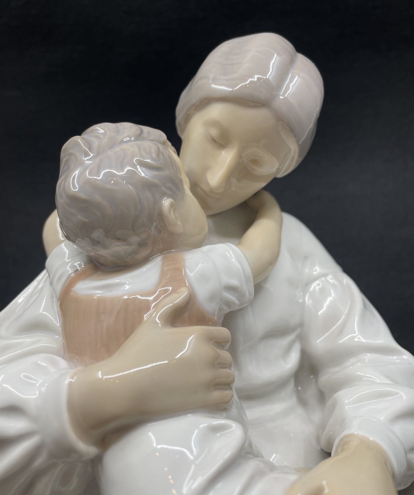 Bing & Grøndahl 1552 Mother Love (0NW00N)