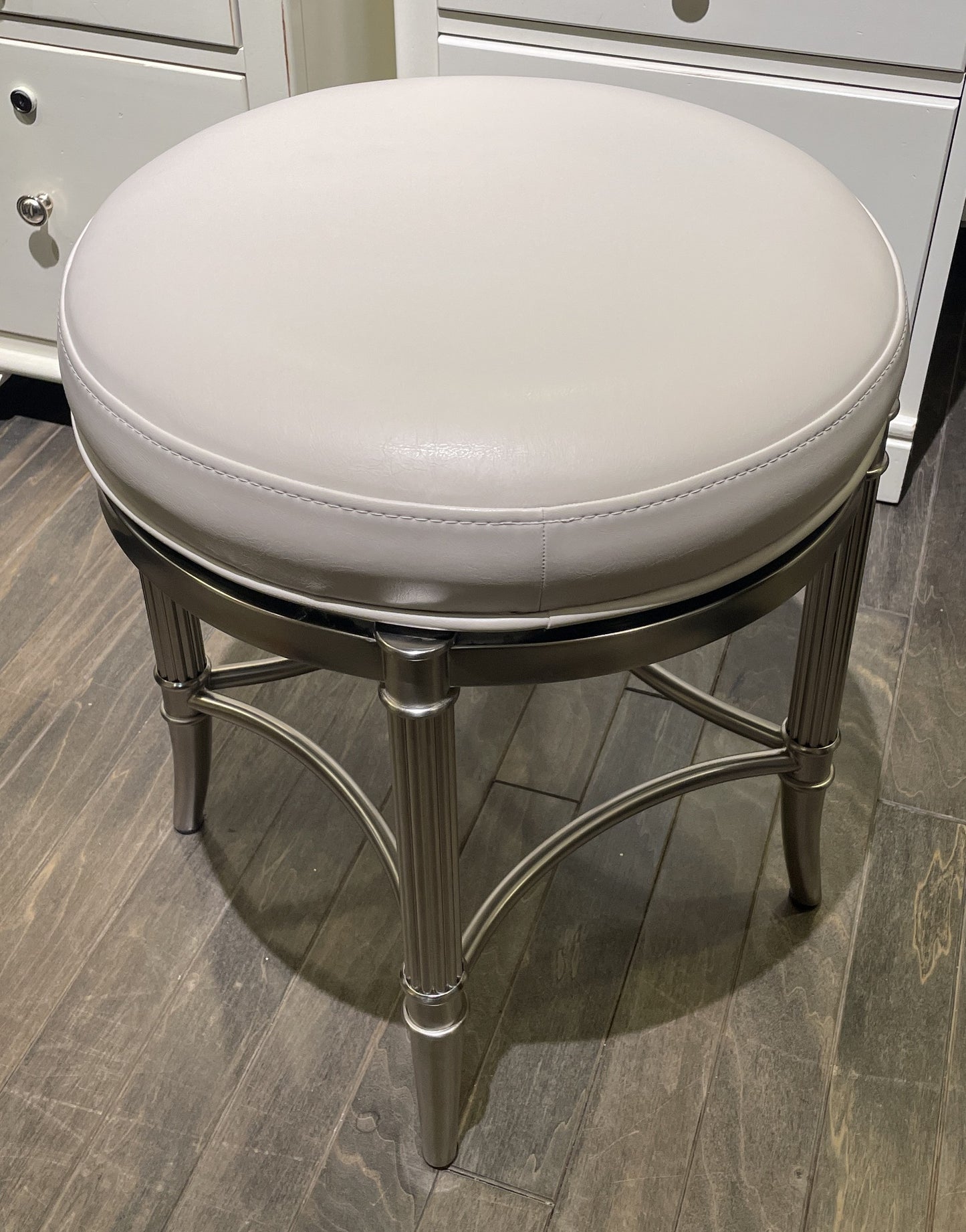 Chrome Base Vanity Stool with Leather Top (0CF00Y)