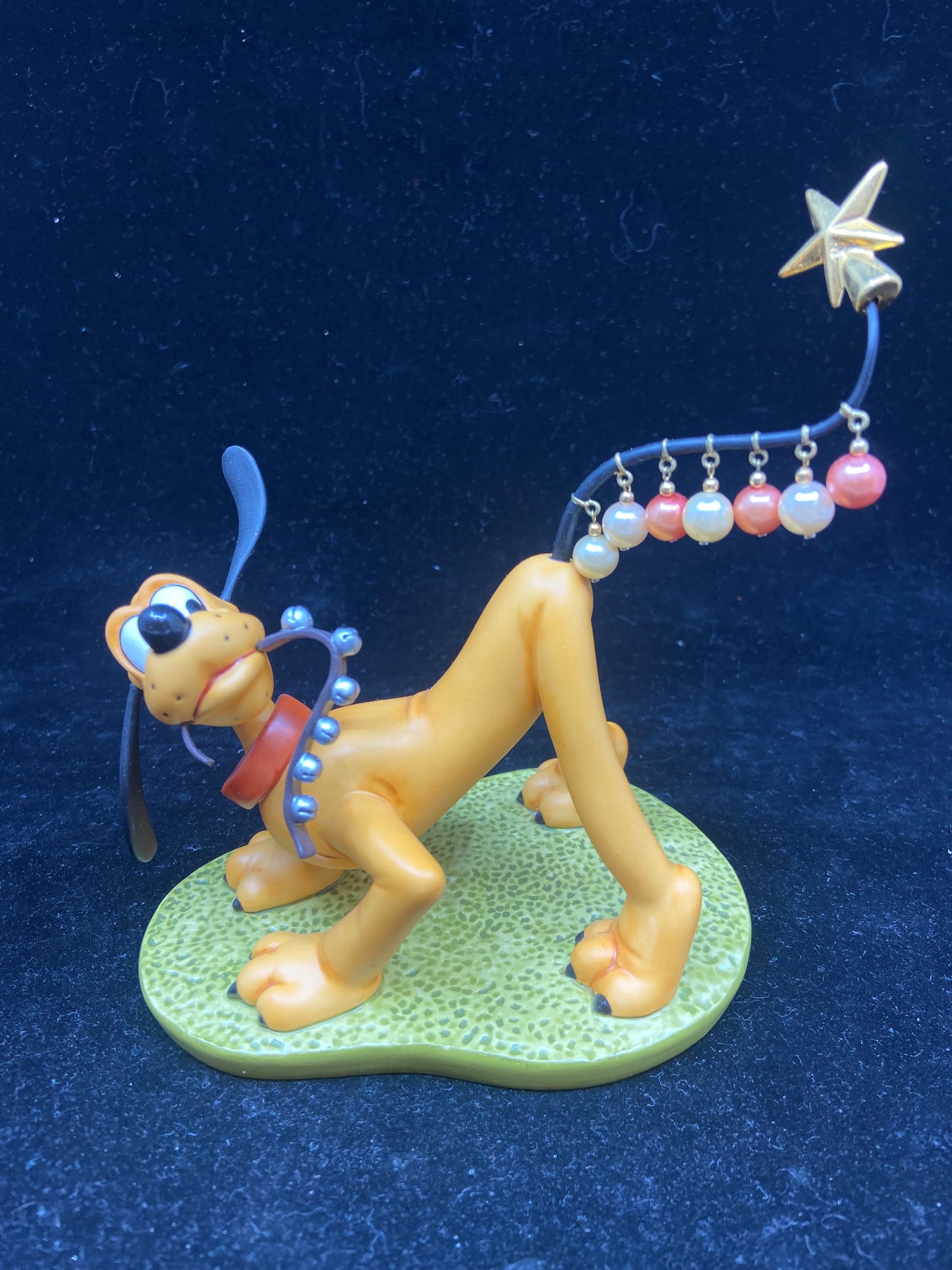 Walt Disney Collectors Society "Pluto Helps Decorate" (23662)