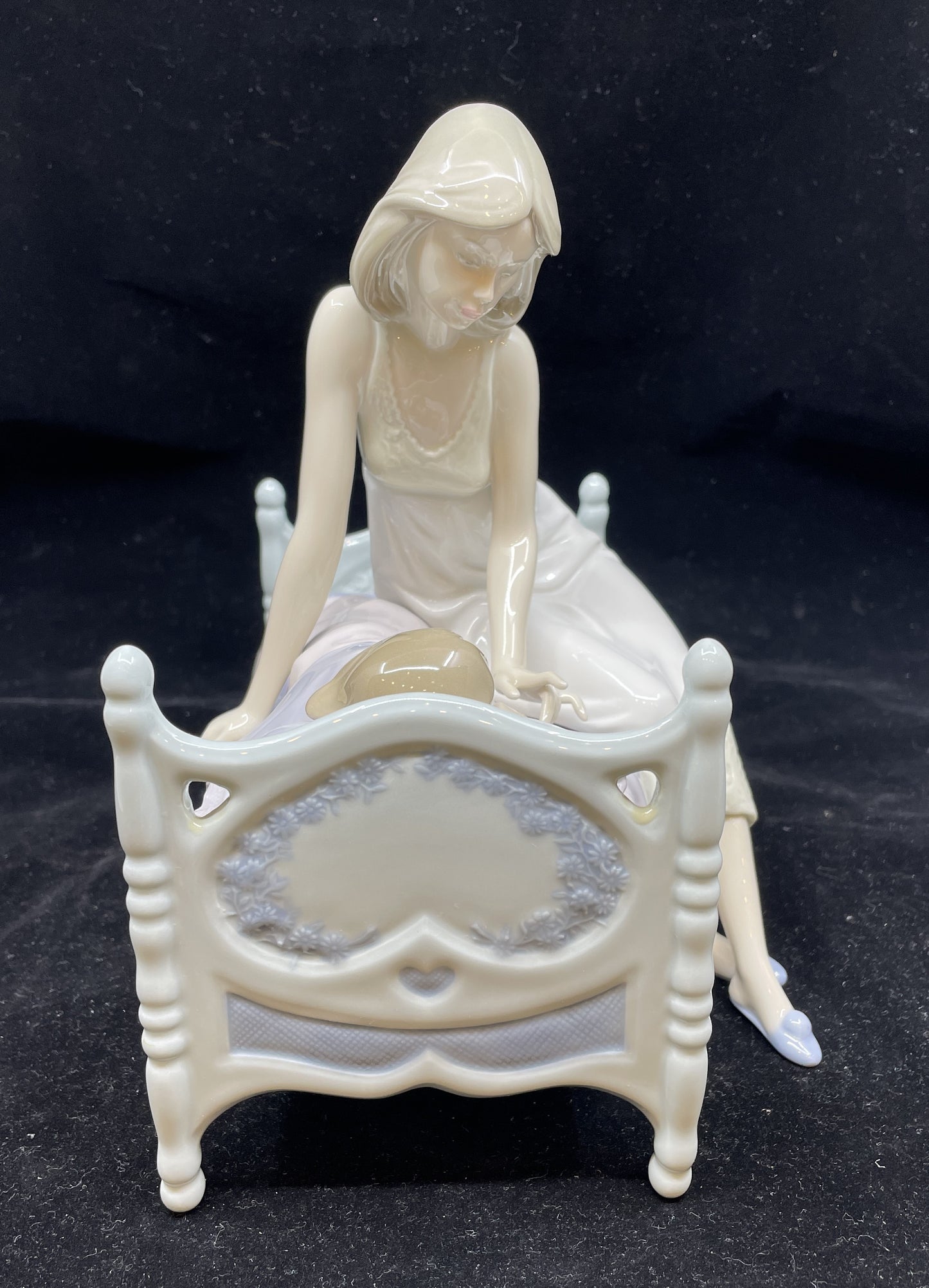 Lladro #5900 Sleep Tight (BOX) (08P00A)