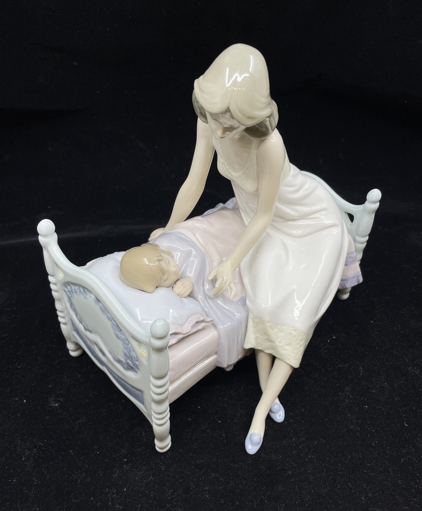 Lladro #5900 Sleep Tight (BOX) (08P00A)