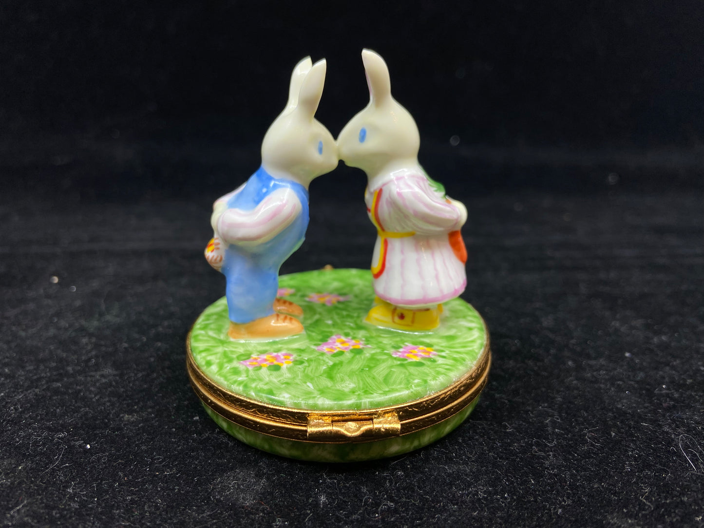 Limoges Mr. and Mrs. Bunny Kissing (27416)