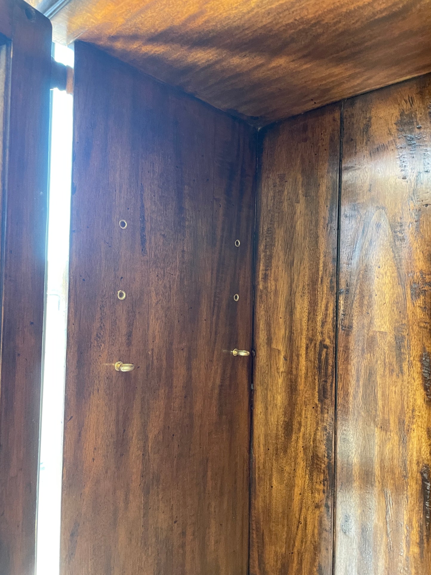 Johnathan Charles Elizabethan Flat screen Cabinet (01D022)