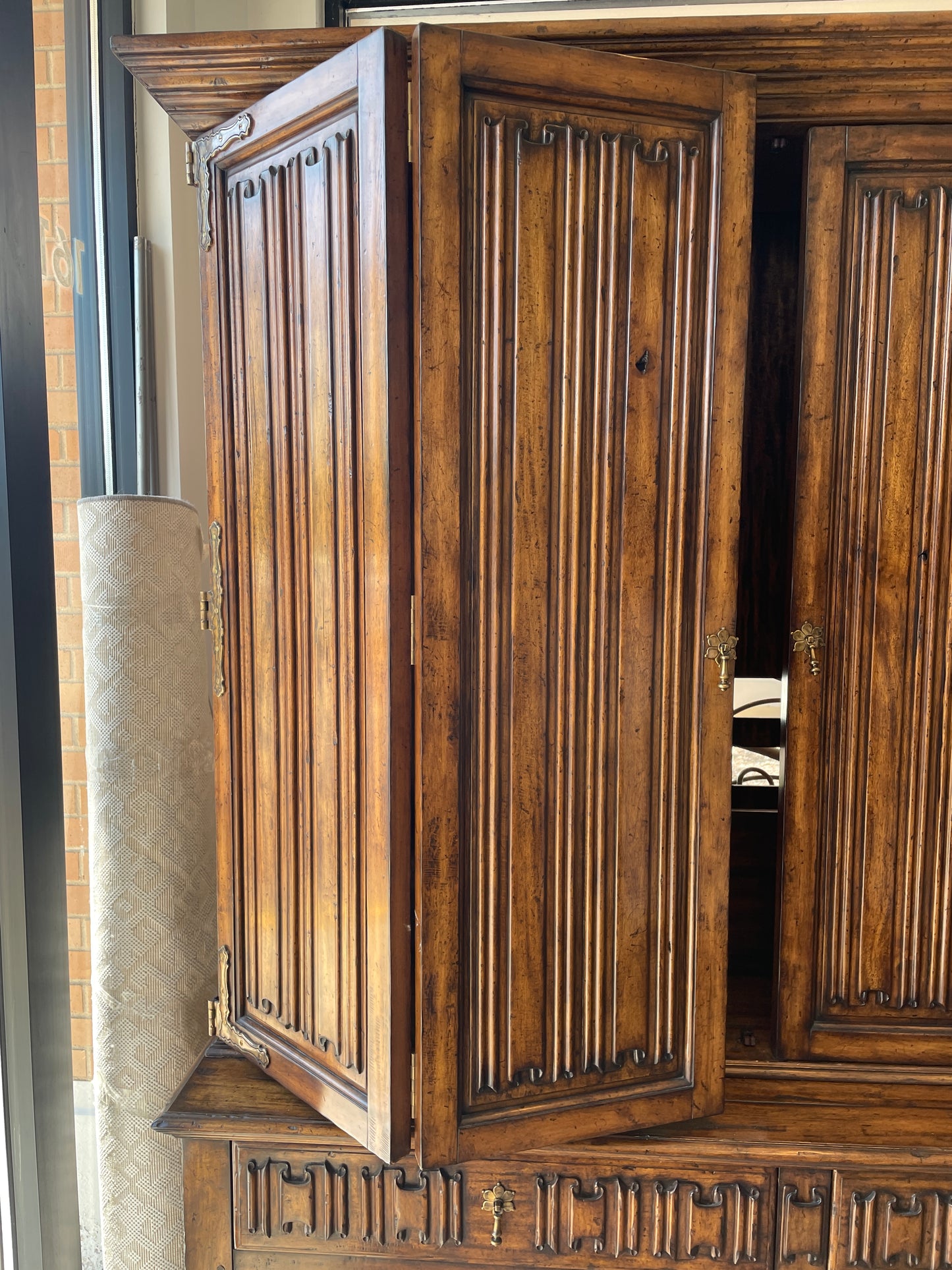 Johnathan Charles Elizabethan Flat screen Cabinet (01D022)