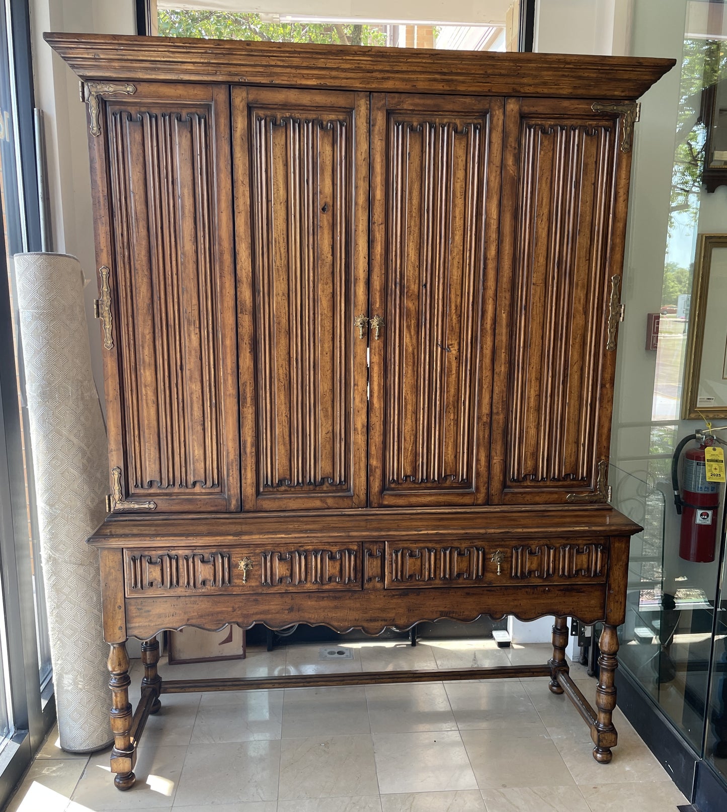 Johnathan Charles Elizabethan Flat screen Cabinet (01D022)