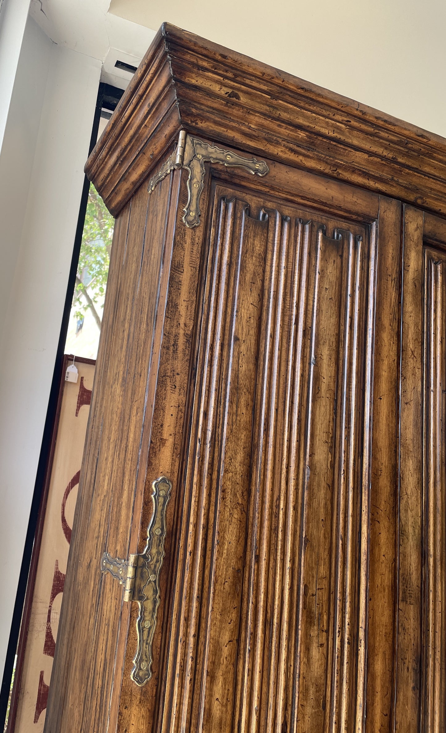 Johnathan Charles Elizabethan Flat screen Cabinet (01D022)