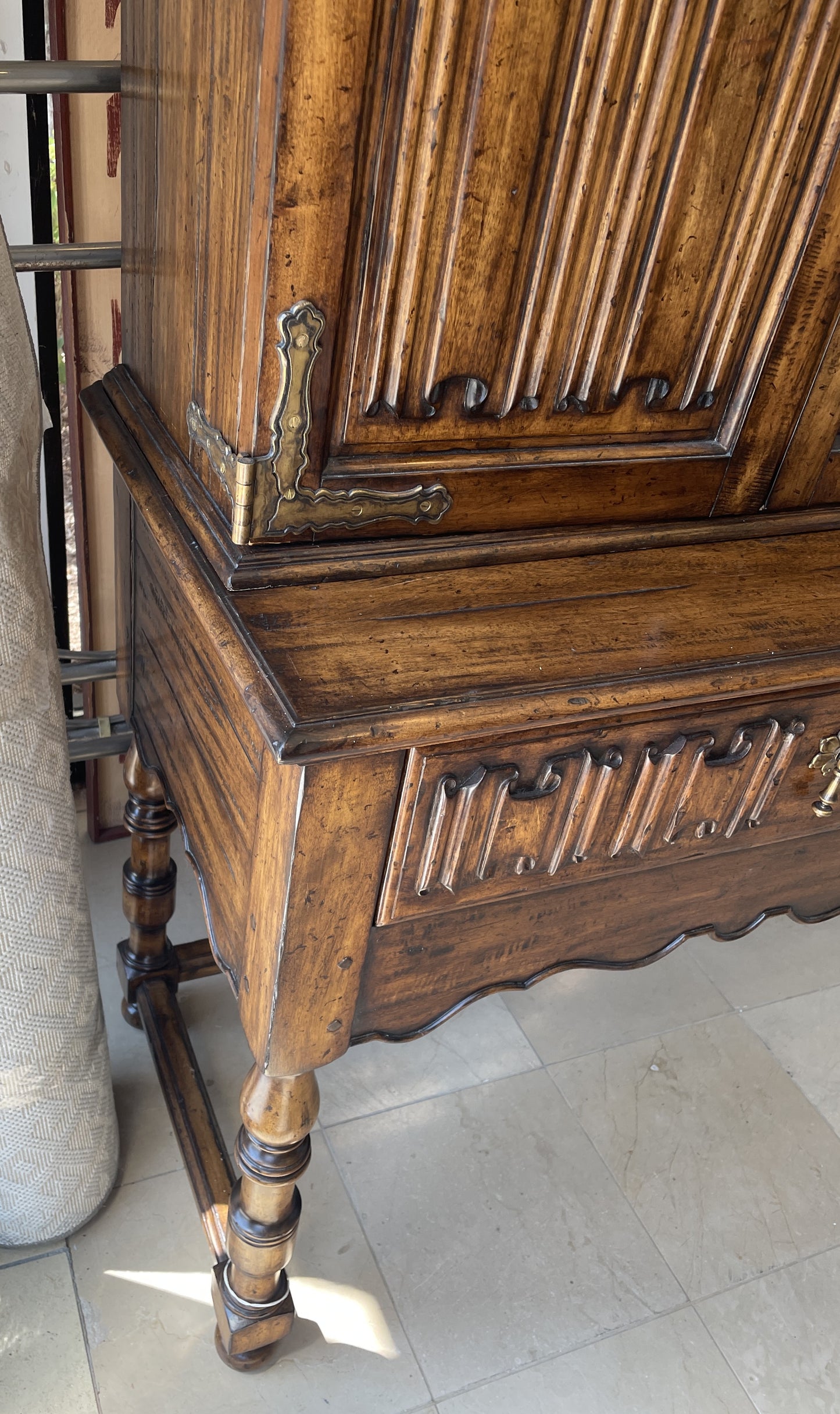 Johnathan Charles Elizabethan Flat screen Cabinet (01D022)
