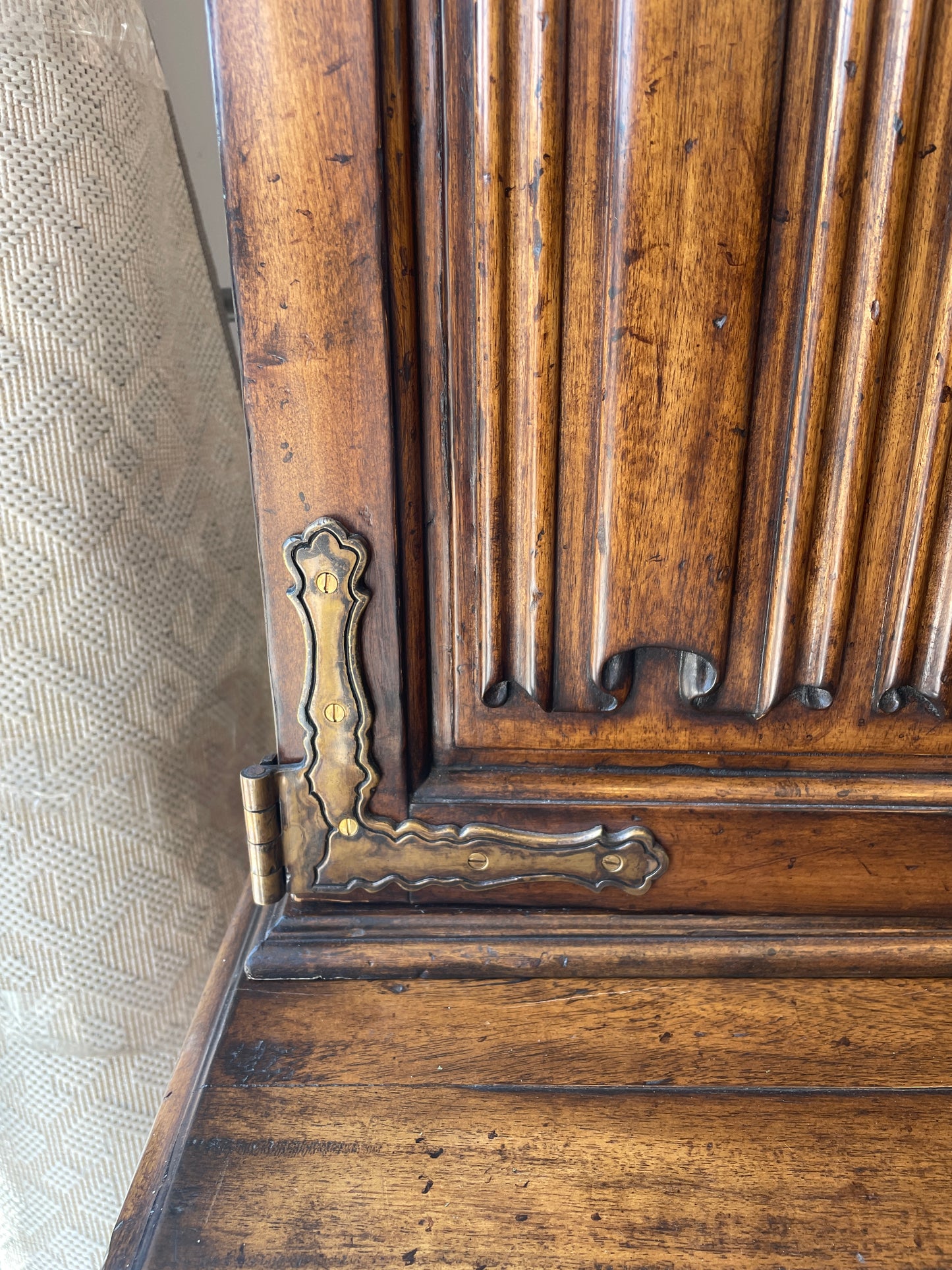 Johnathan Charles Elizabethan Flat screen Cabinet (01D022)