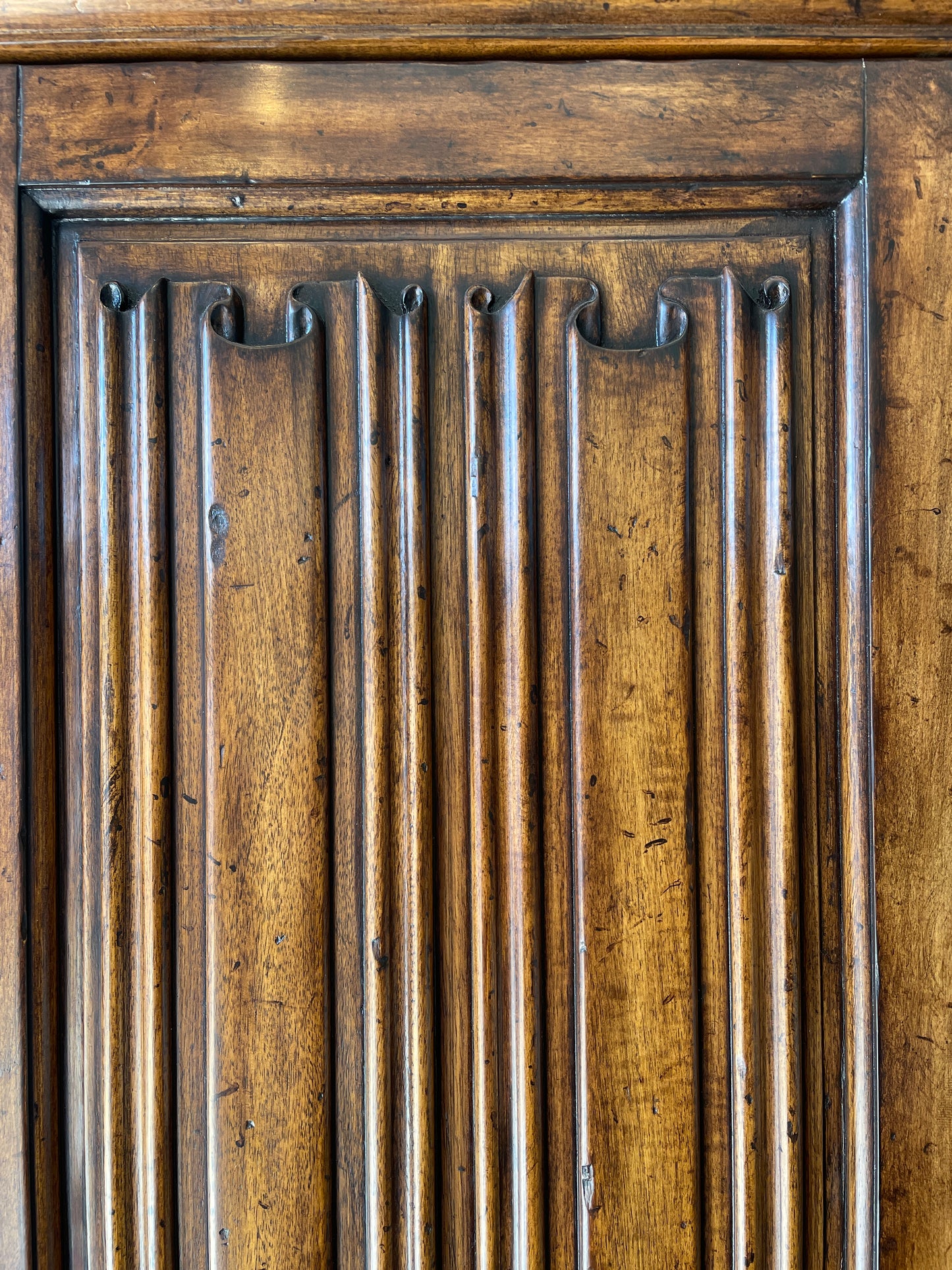 Johnathan Charles Elizabethan Flat screen Cabinet (01D022)
