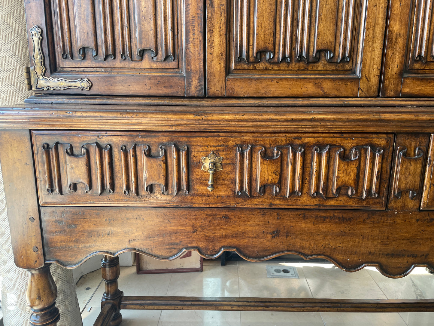 Johnathan Charles Elizabethan Flat screen Cabinet (01D022)