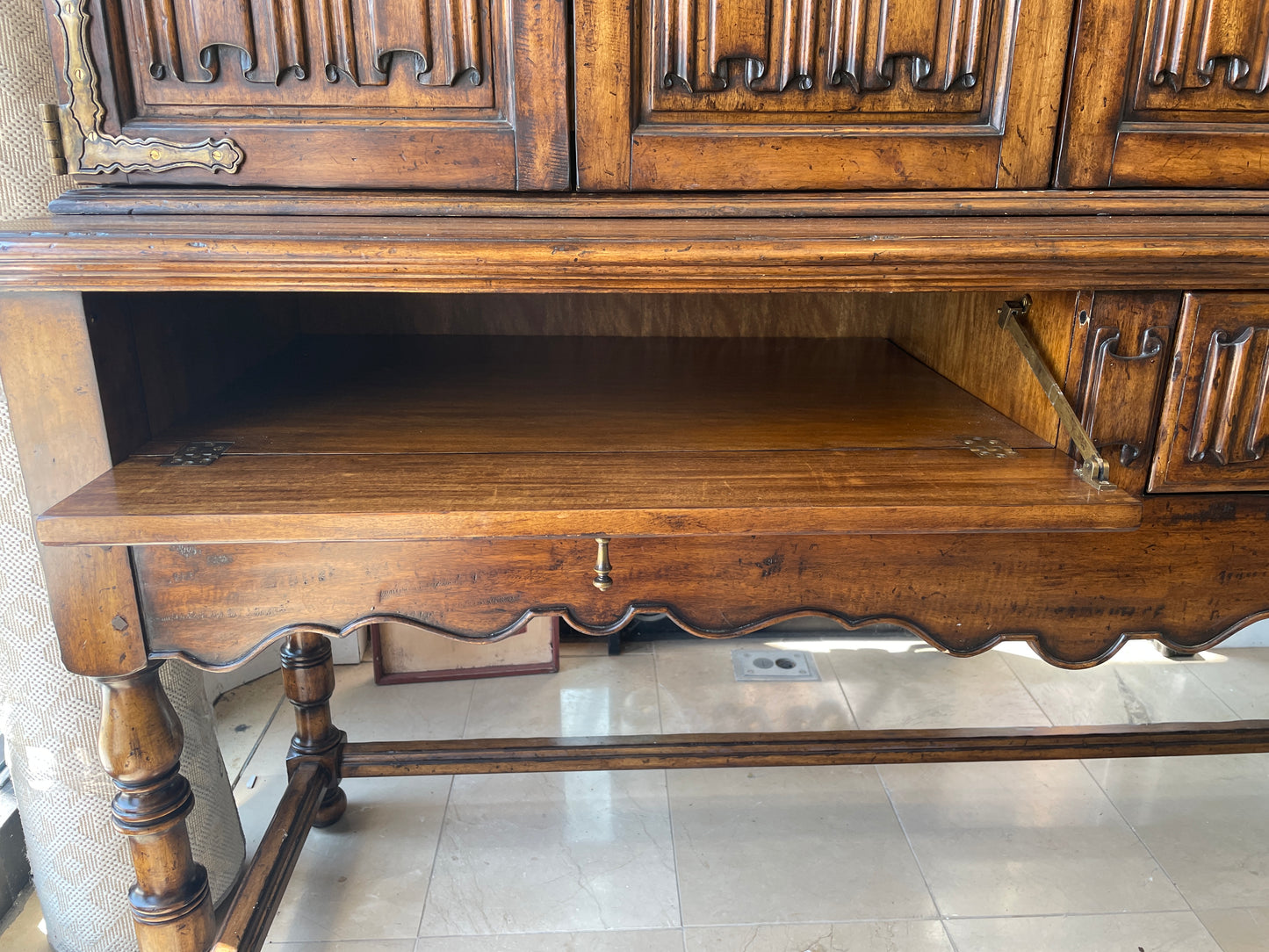 Johnathan Charles Elizabethan Flat screen Cabinet (01D022)