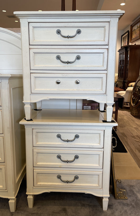 Pair of Stanley Off-White Nightstands AS IS (0CF00R)