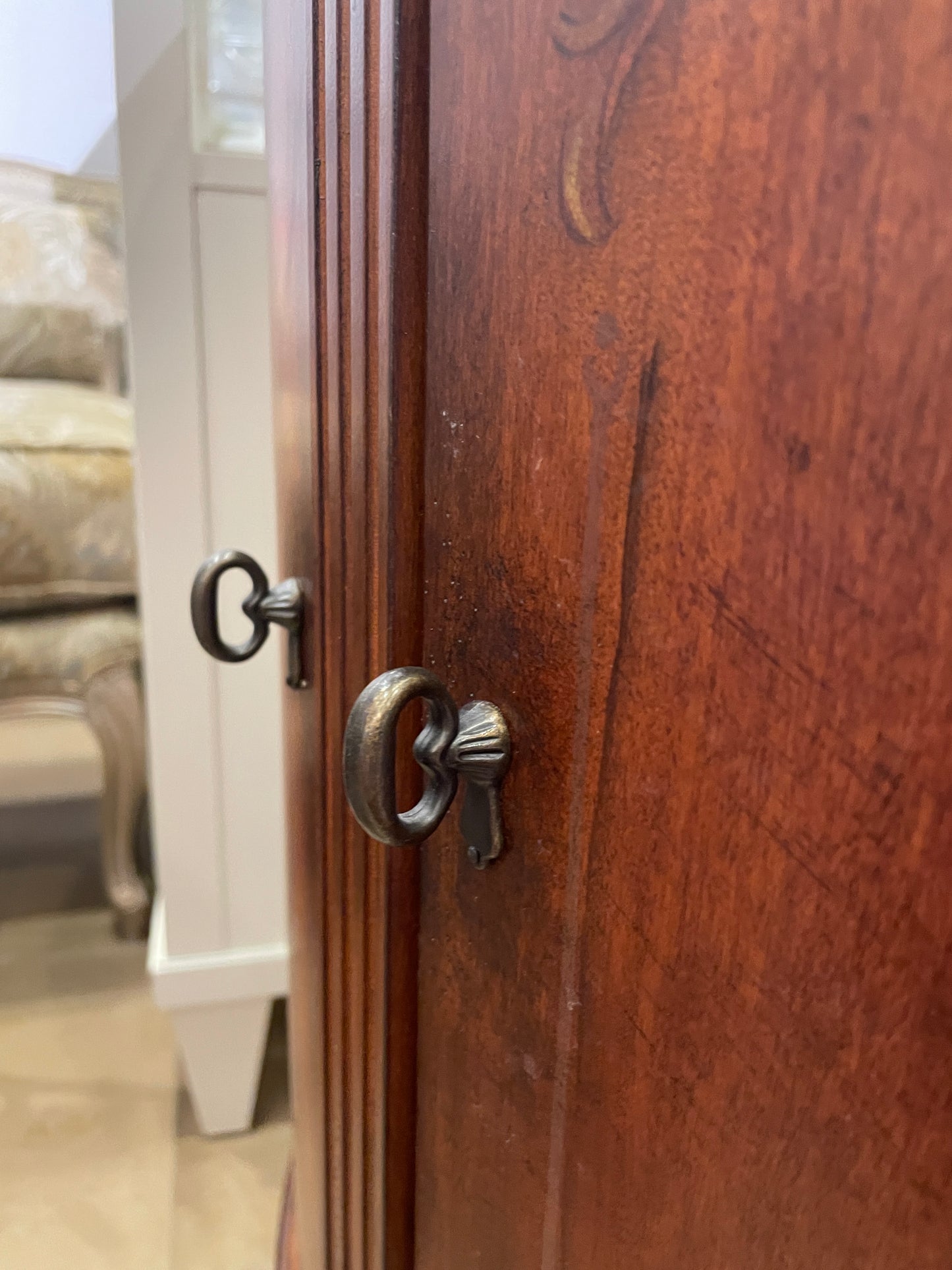 Ethan Allen Faux Finished Demilune Cabinet (0KO005)