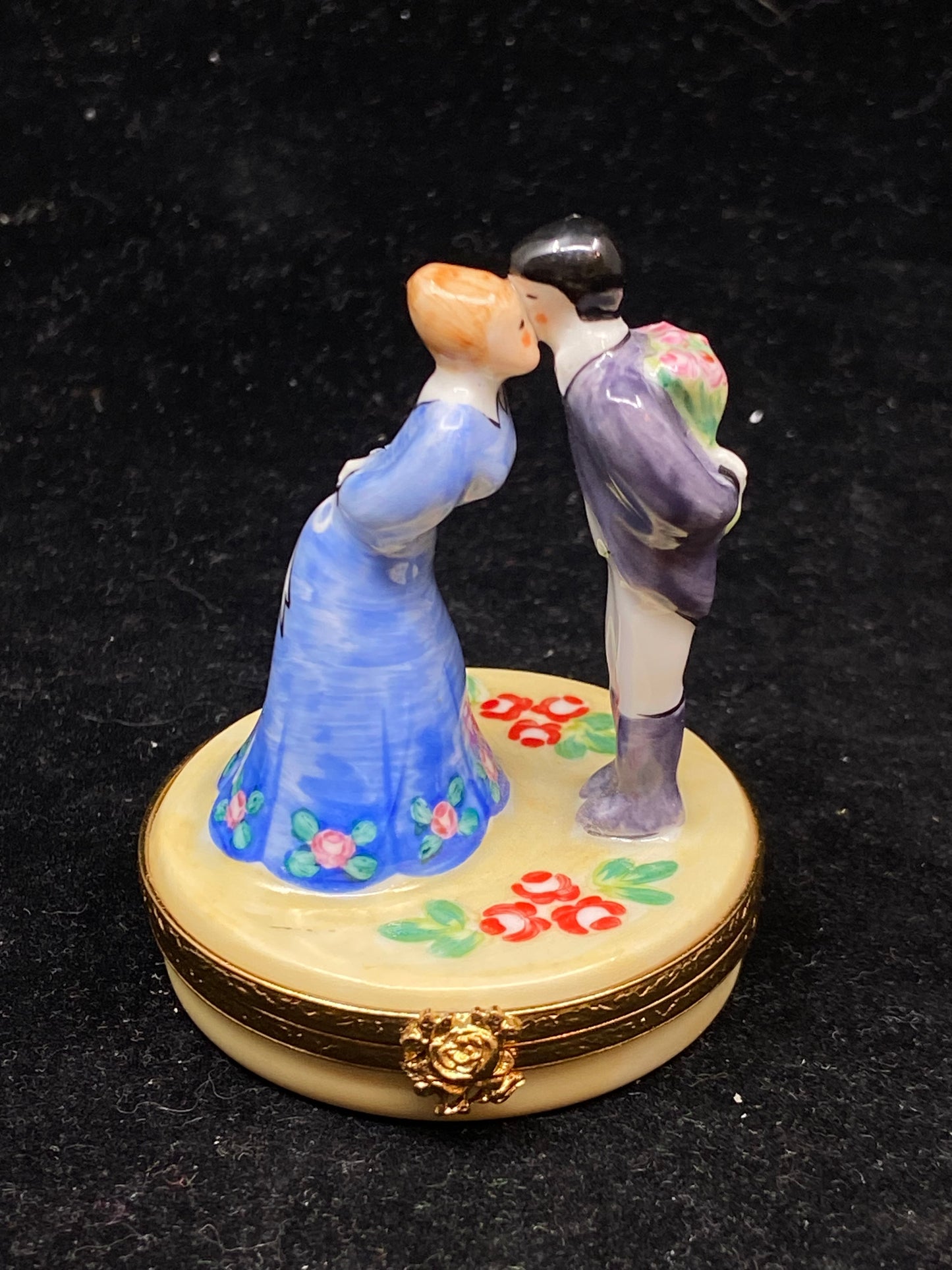 Limoges Kissing Couple (27417)