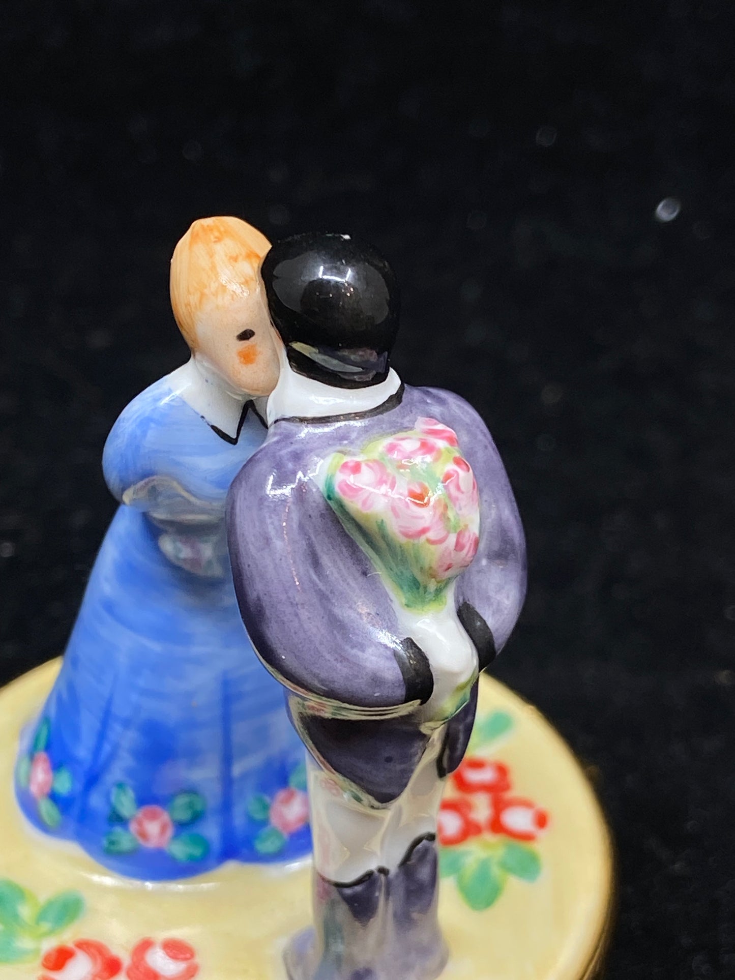 Limoges Kissing Couple (27417)