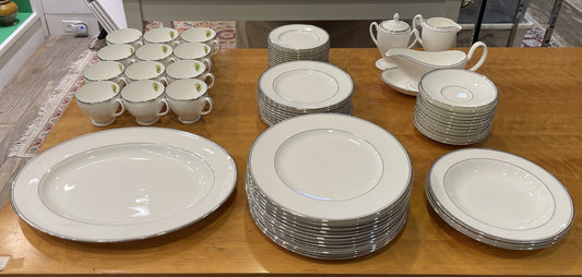 Waterford "Kilbarry Platinum" China Set (52 pieces) (0CM001)