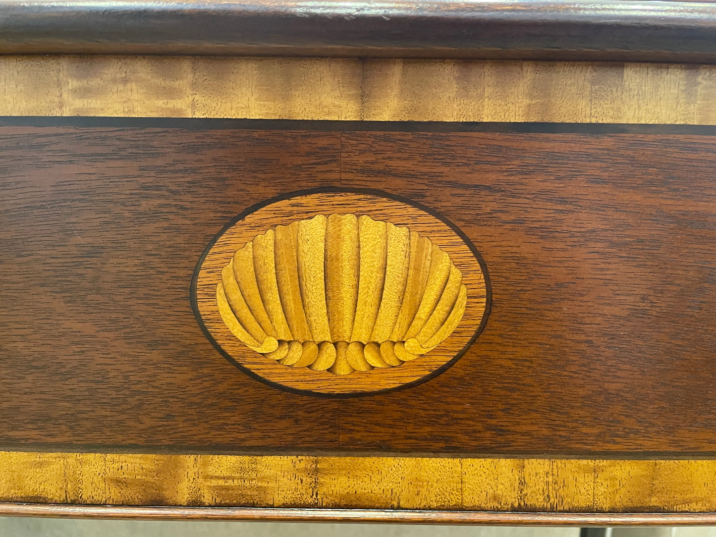 Mahogany console with Shell Design (0H000O)