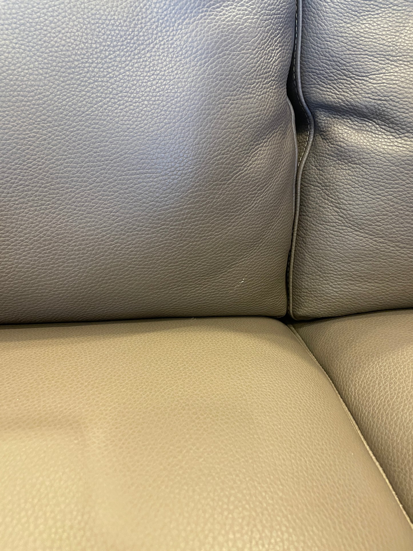 Jason Leather Loveseat with quilted sides (0H300K)