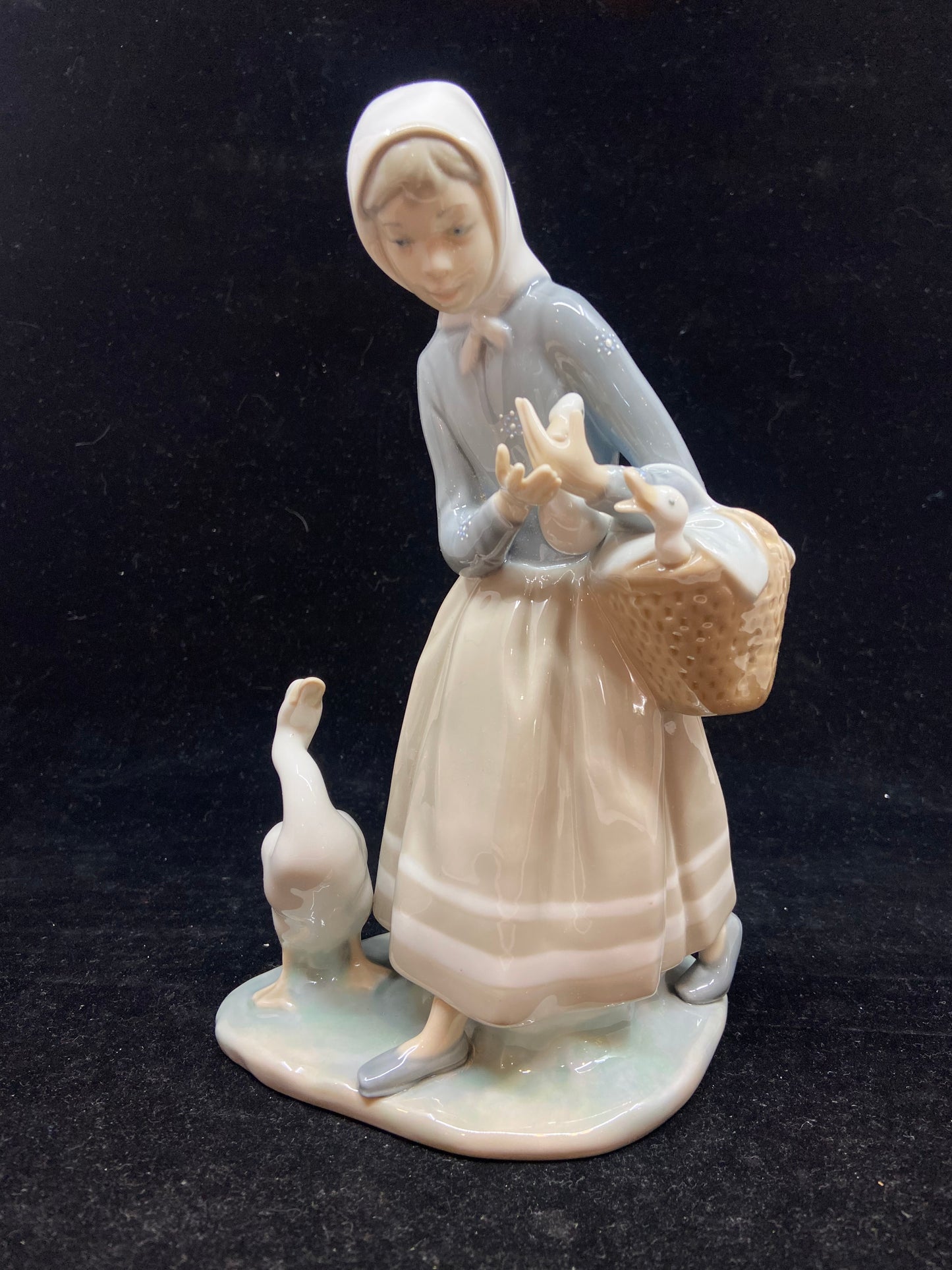 Lladro Girl With Geese (23074)