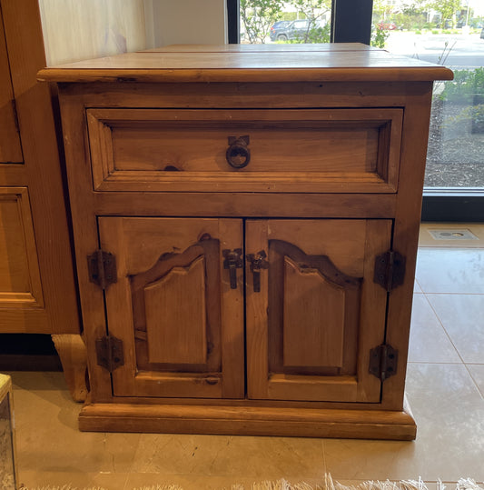 Pair of El Poeton Nightstands (03G005)