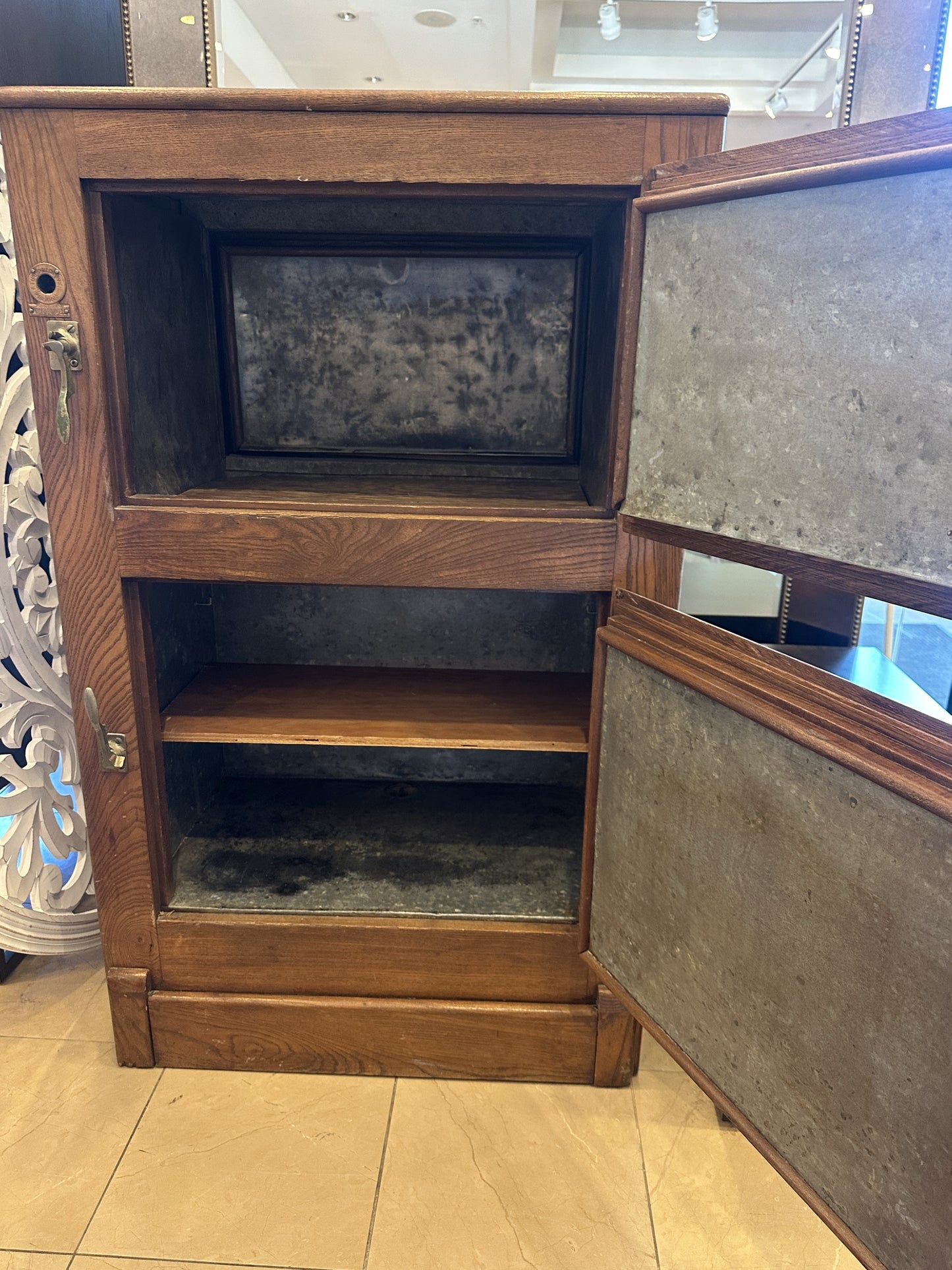 Antique Ice Box (0N7001 )