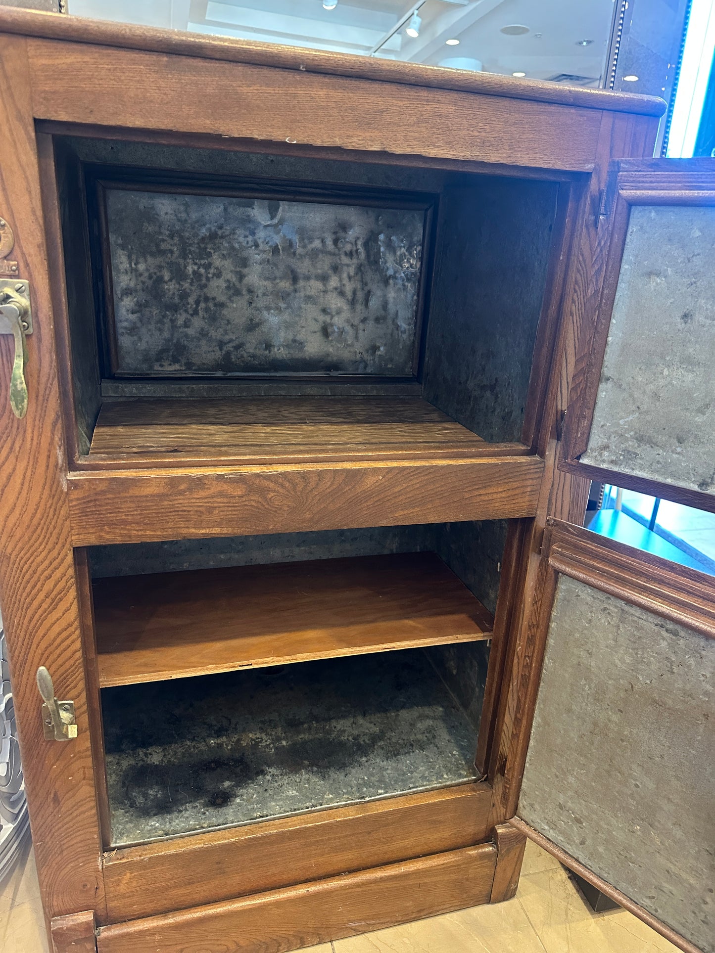 Antique Ice Box (0N7001 )