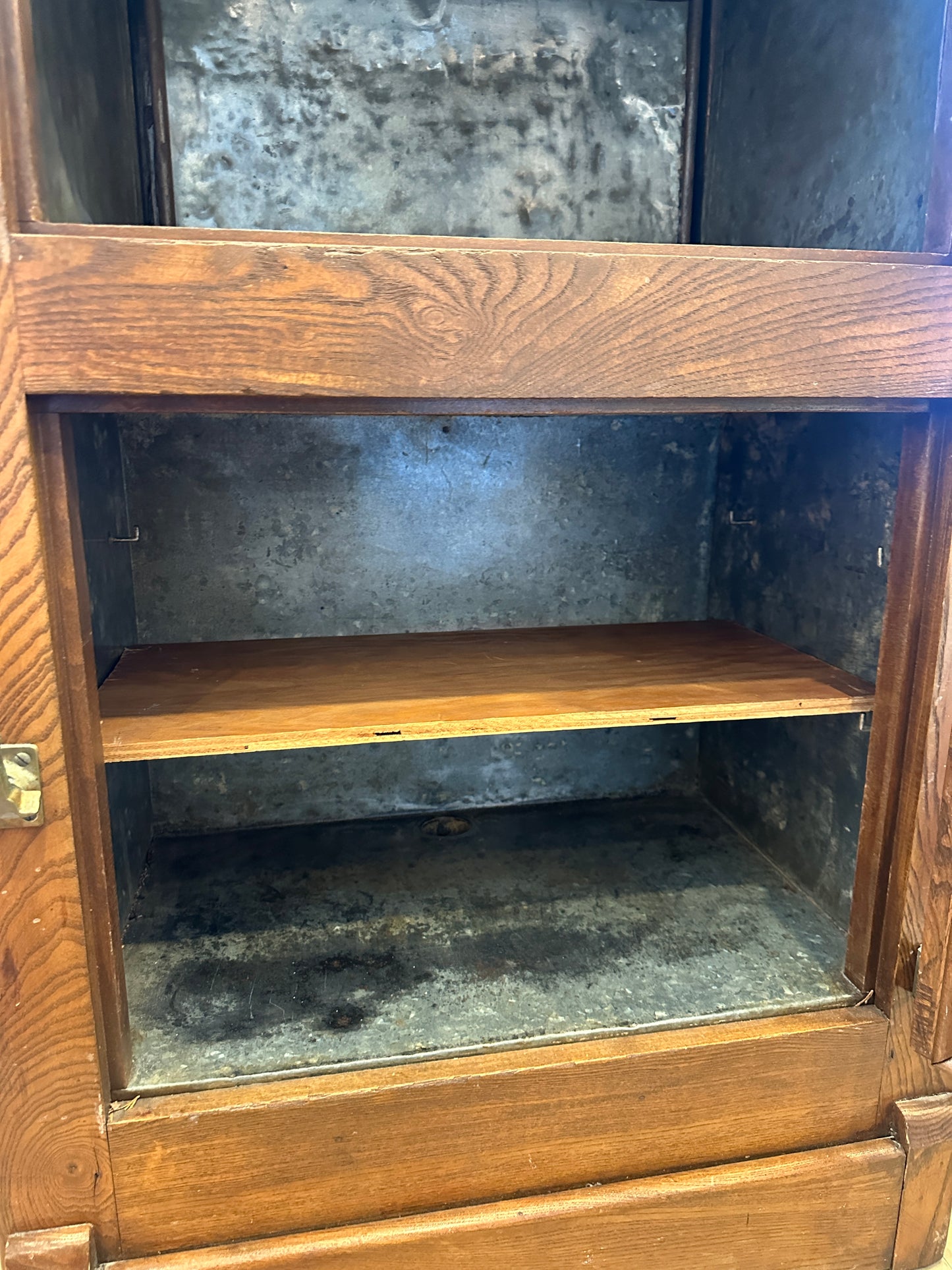 Antique Ice Box (0N7001 )