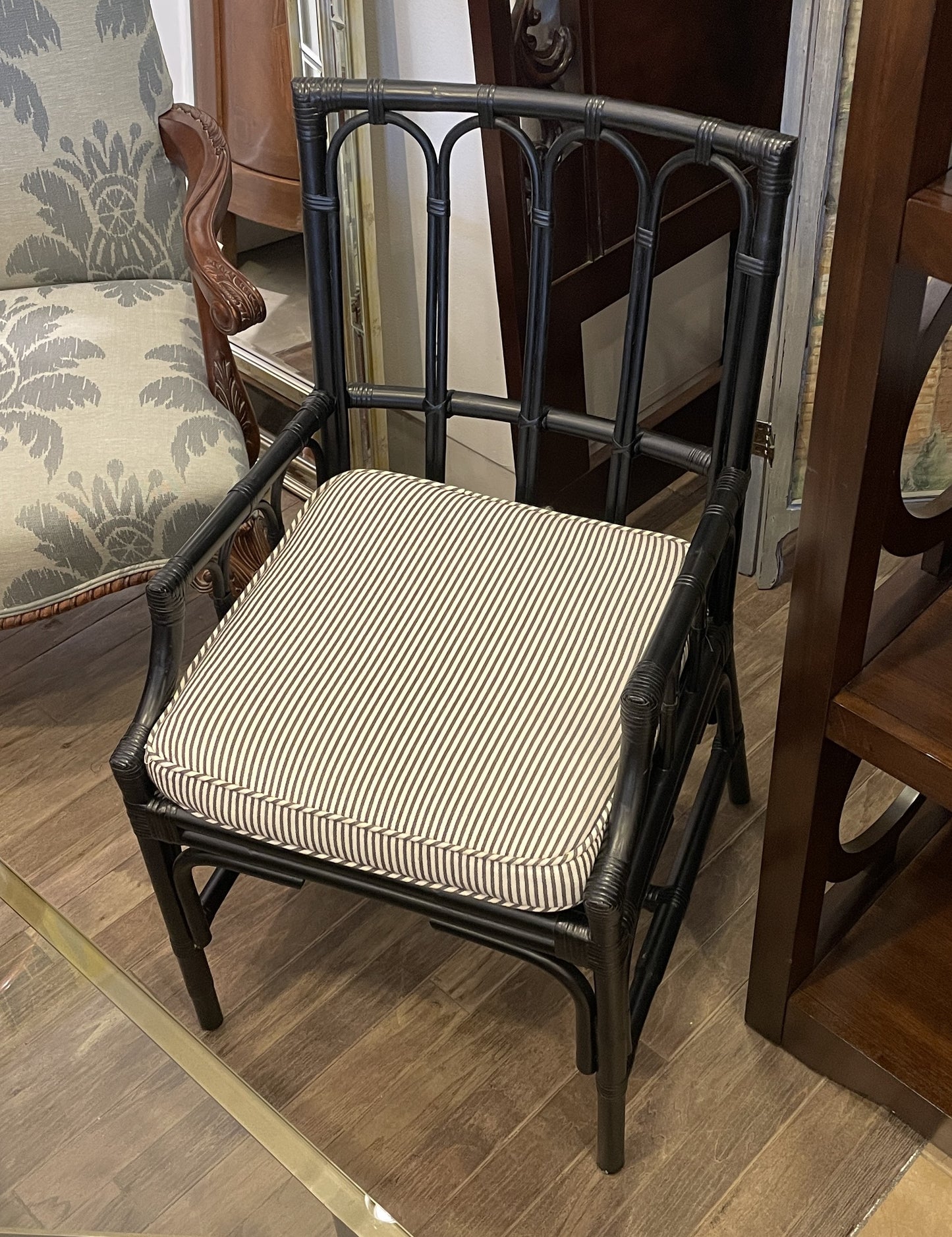 Black bamboo chair, stripe cushion (0H000U)