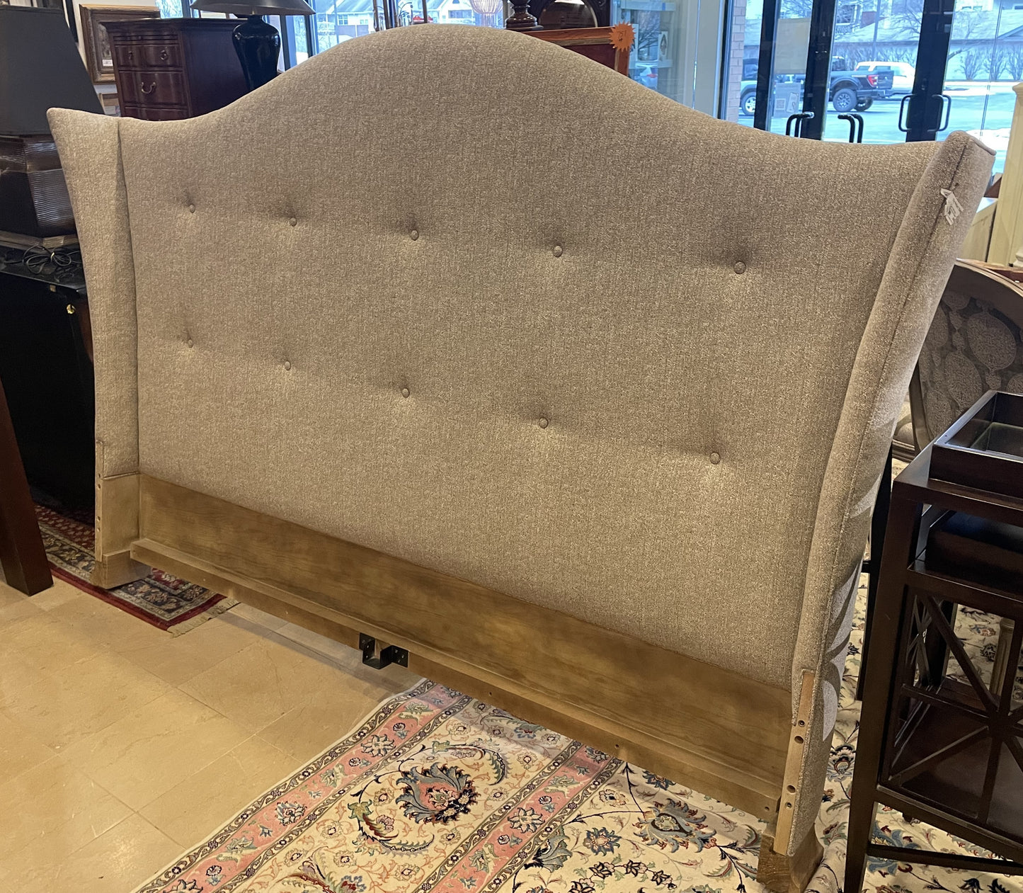 Walter E. Smithe King Upholstered Bed (K57H1U)
