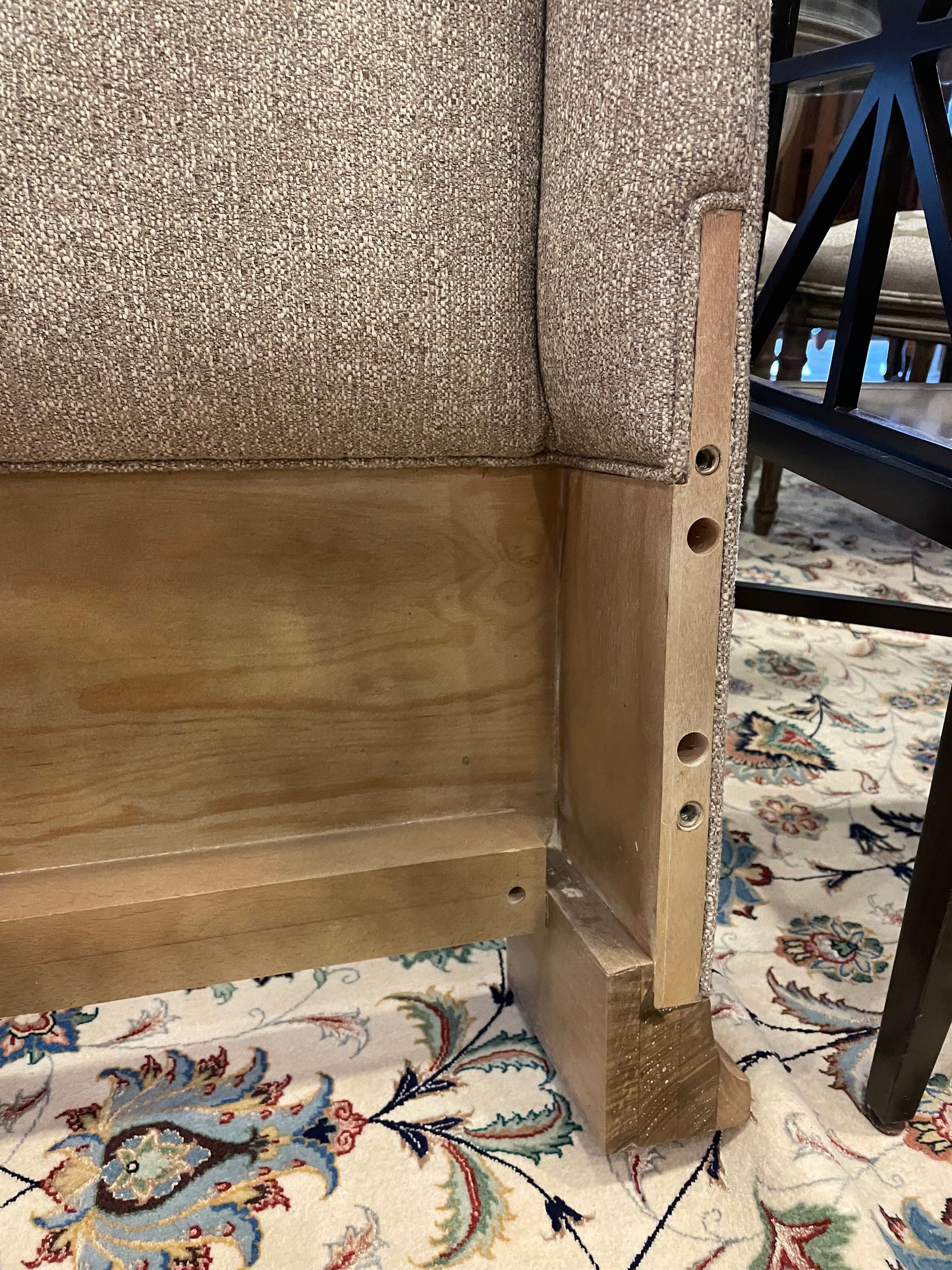 Walter E. Smithe King Upholstered Bed (K57H1U)