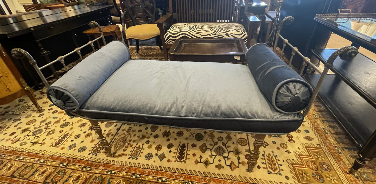 Iron Bench with Velvet Cushion (0HE003)