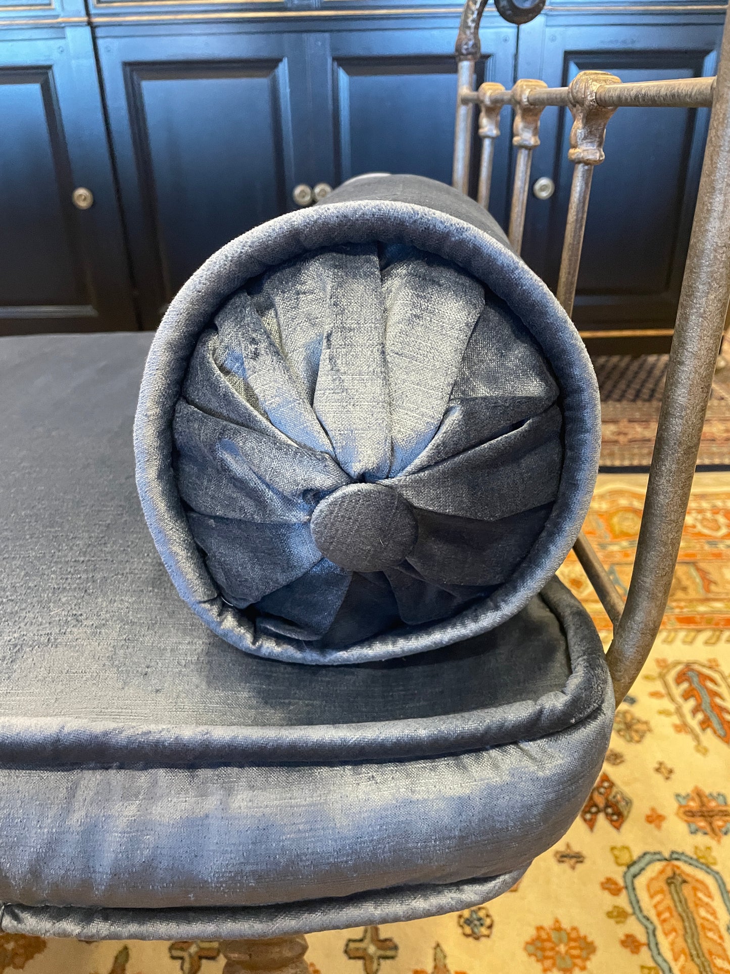 Iron Bench with Velvet Cushion (0HE003)