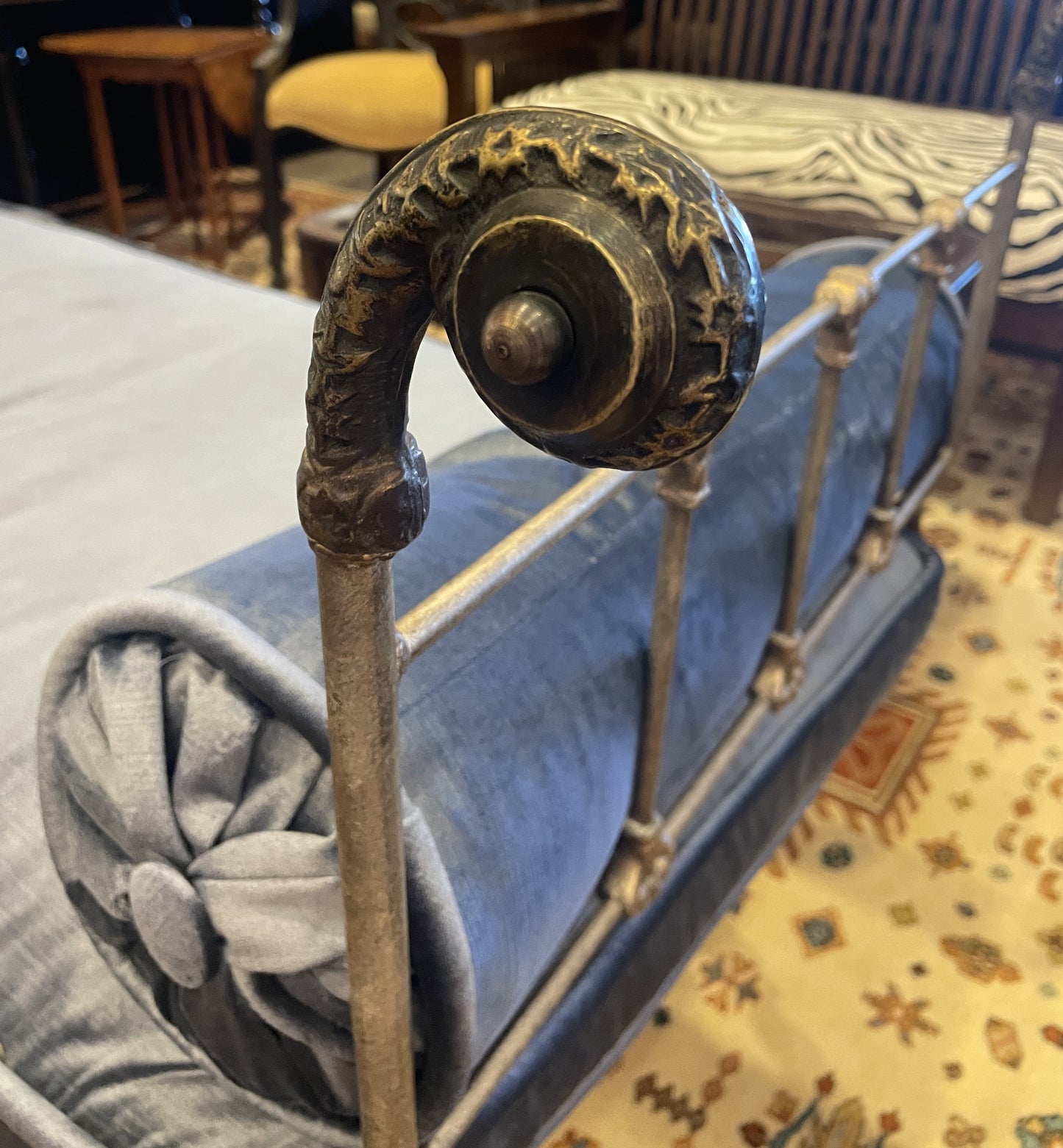 Iron Bench with Velvet Cushion (0HE003)